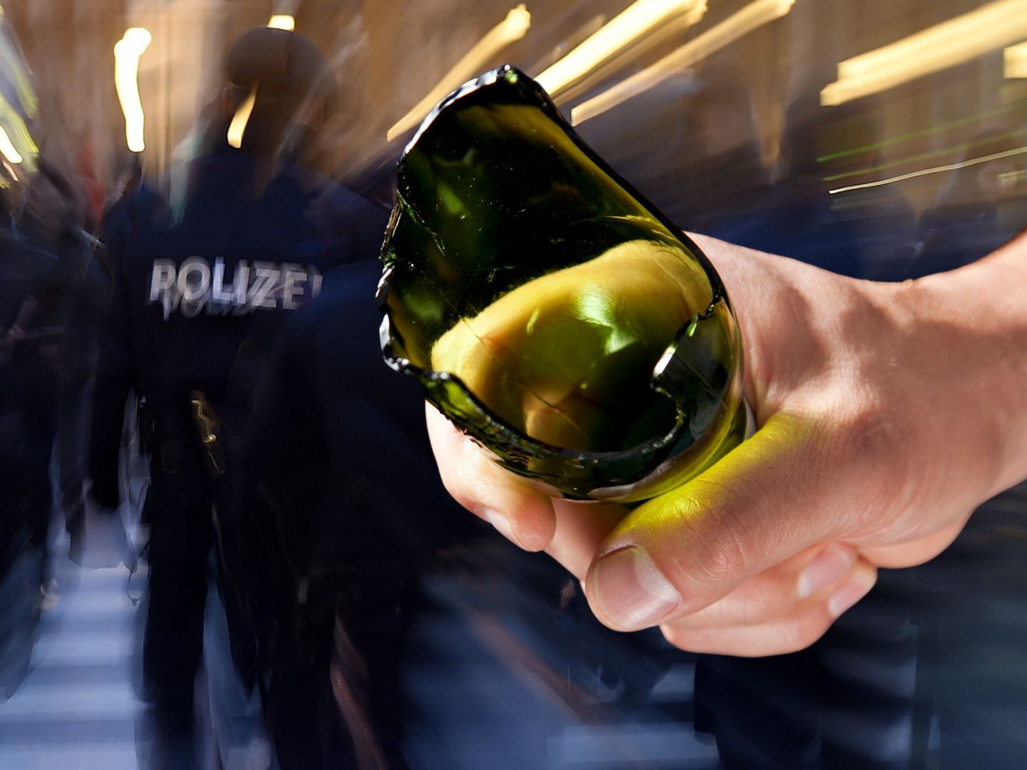 Die Beamten wurden mit einer abgebrochenen Flasche bedroht. Die Beamten wurden mit einer abgebrochenen Flasche bedroht.