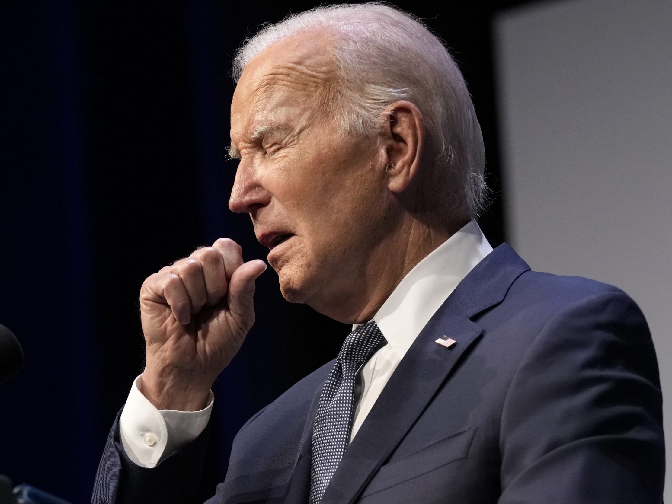 Biden hustet während einem Event in Las Vegas.