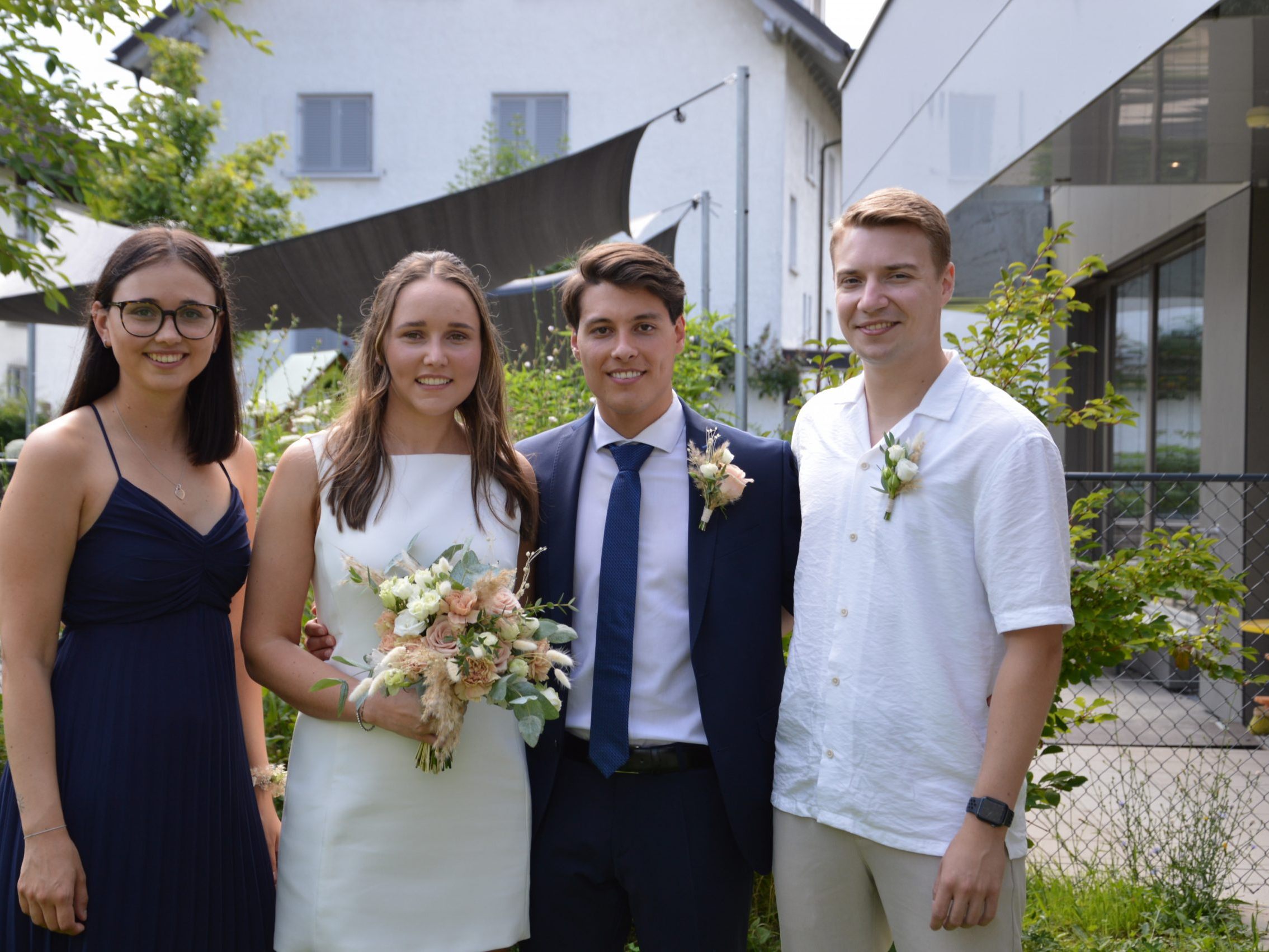 Laura Klutsarits und Noah Schneider haben geheiratet. Laura Klutsarits und Noah Schneider haben geheiratet.