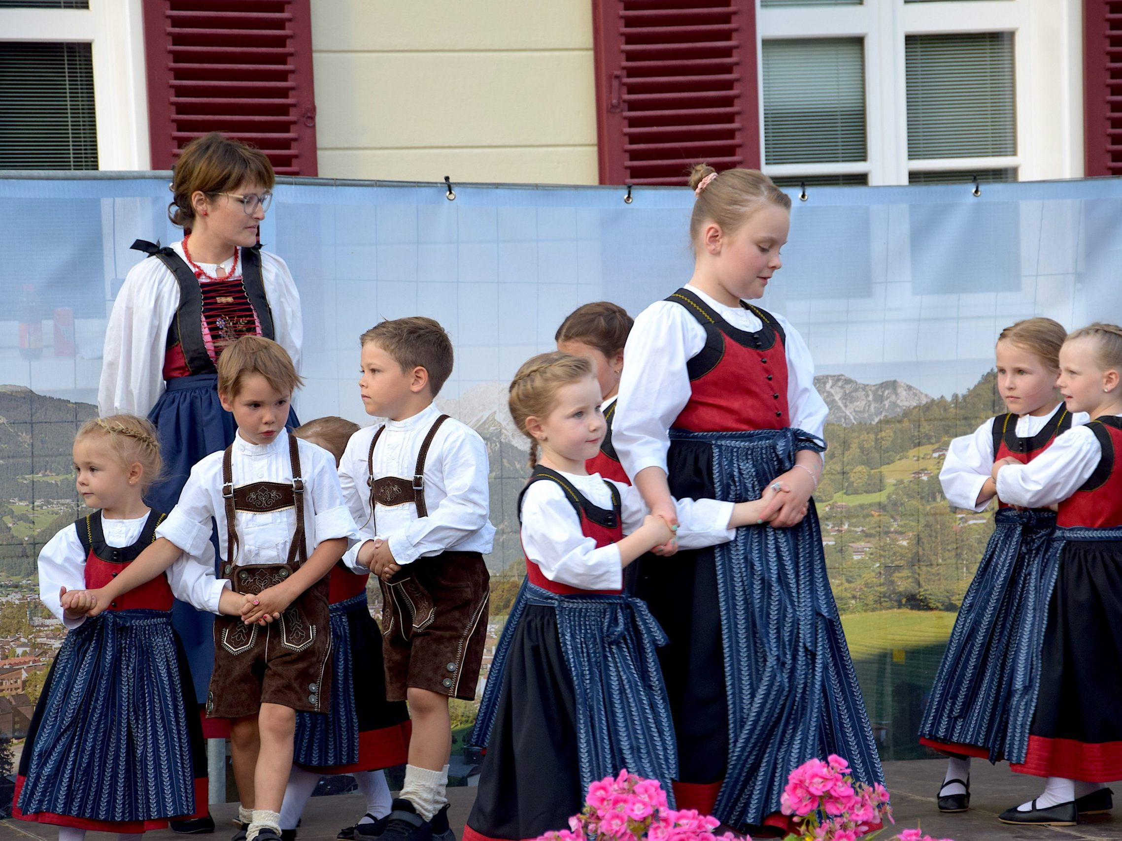 Die Kindertrachtengruppe der prominenten Montafoner Trachtengruppe Schruns begeisterte bei ihrem Auftritt im Rahmen des "Montafoner Abends" am Schrunser Kirchplatz das Publikum. Die Kindertrachtengruppe der prominenten Montafoner Trachtengruppe Schruns begeisterte bei ihrem Auftritt im Rahmen des "Montafoner Abends" am Schrunser Kirchplatz das Publikum.