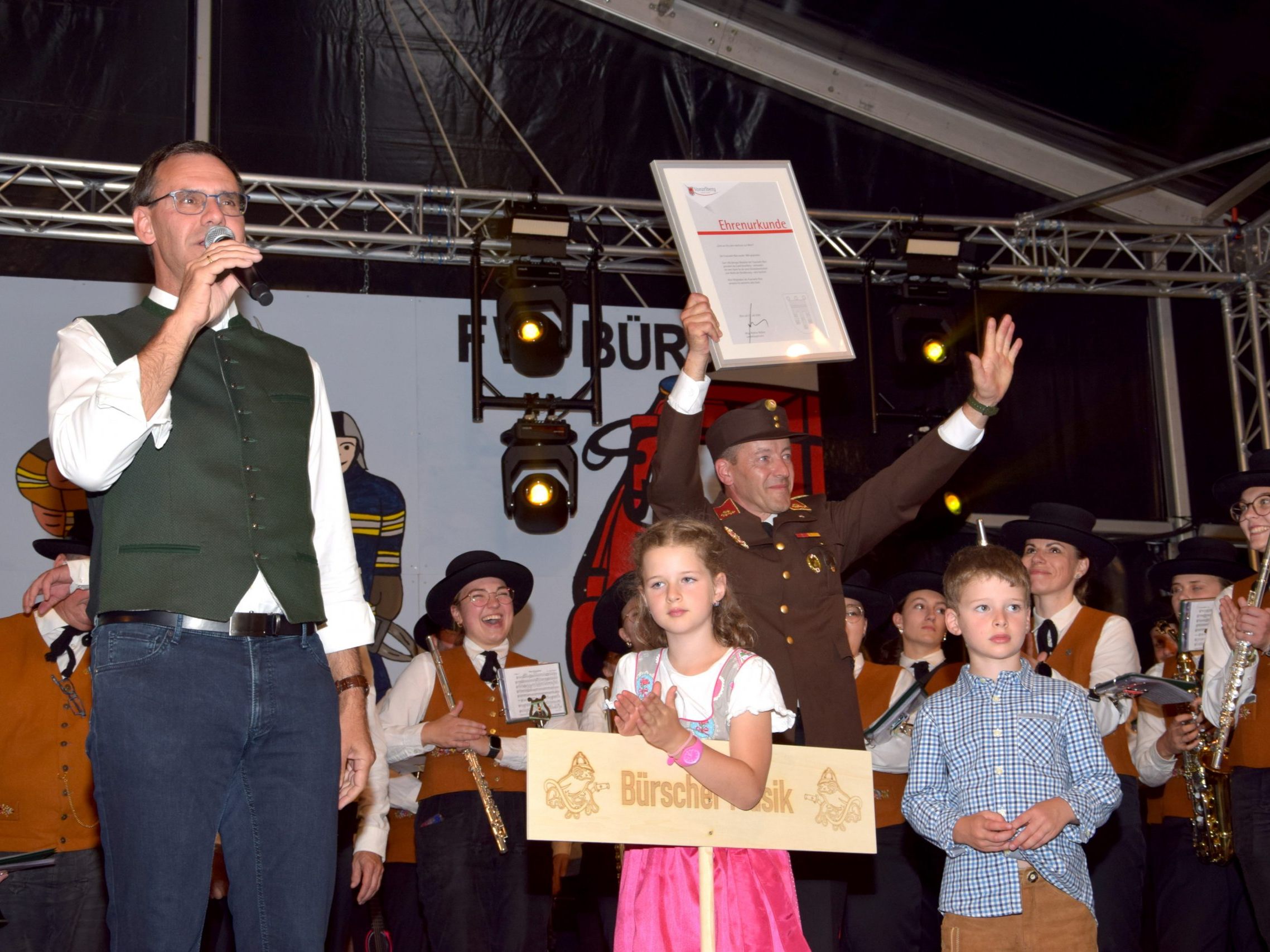 Über die Ehrenurkunde für die Ortsfeuerwehr Bürs, die ihm Landeshauptmann Markus Wallner überreicht hat, freut sich Kommandant Raimund Rauch. Über die Ehrenurkunde für die Ortsfeuerwehr Bürs, die ihm Landeshauptmann Markus Wallner überreicht hat, freut sich Kommandant Raimund Rauch.