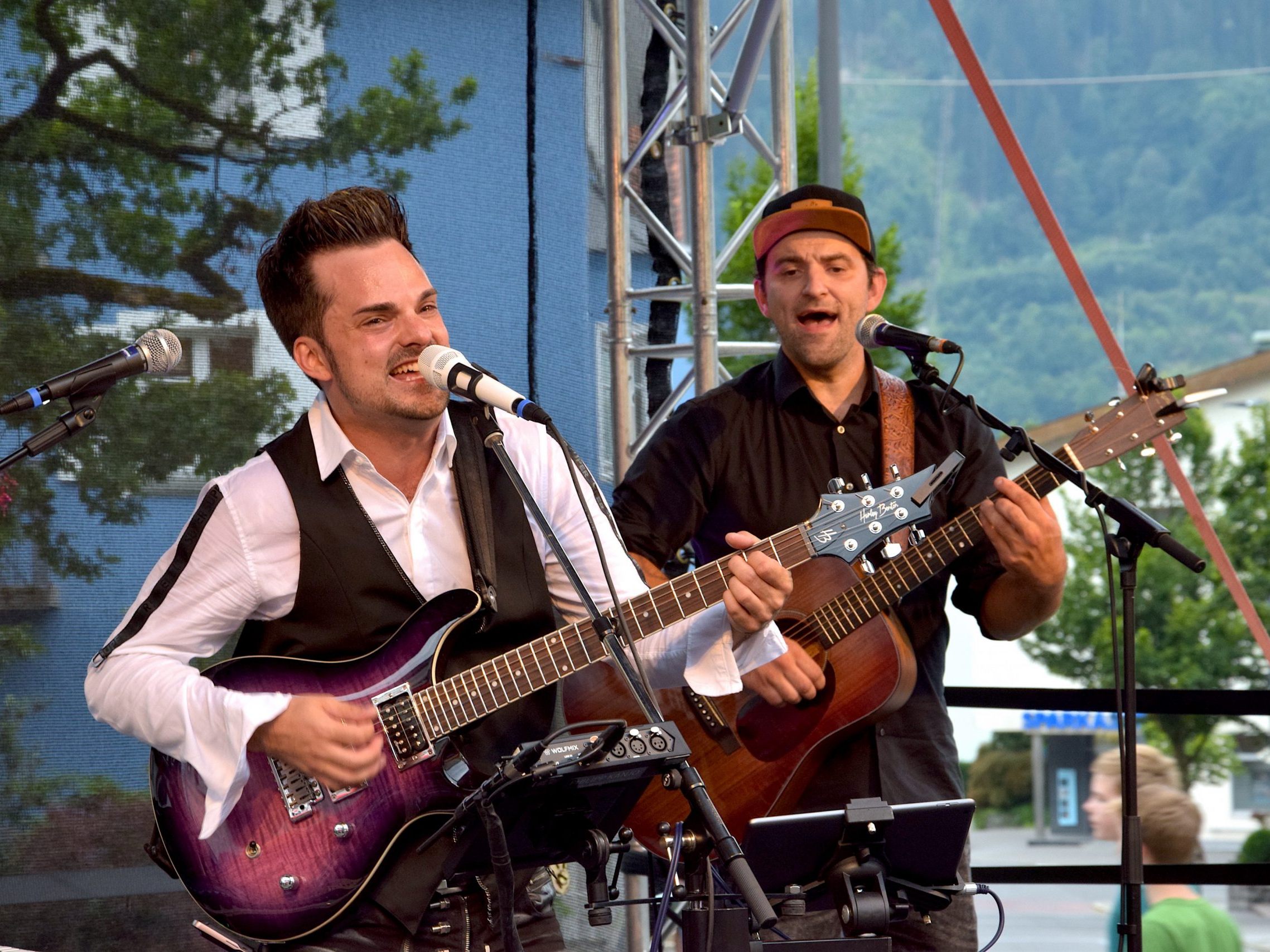 Philipp Kanjo mit Musikerkollege Christoph auf der Bühne des Genussfestes am Schrunser Kirchplatz Philipp Kanjo mit Musikerkollege Christoph auf der Bühne des Genussfestes am Schrunser Kirchplatz