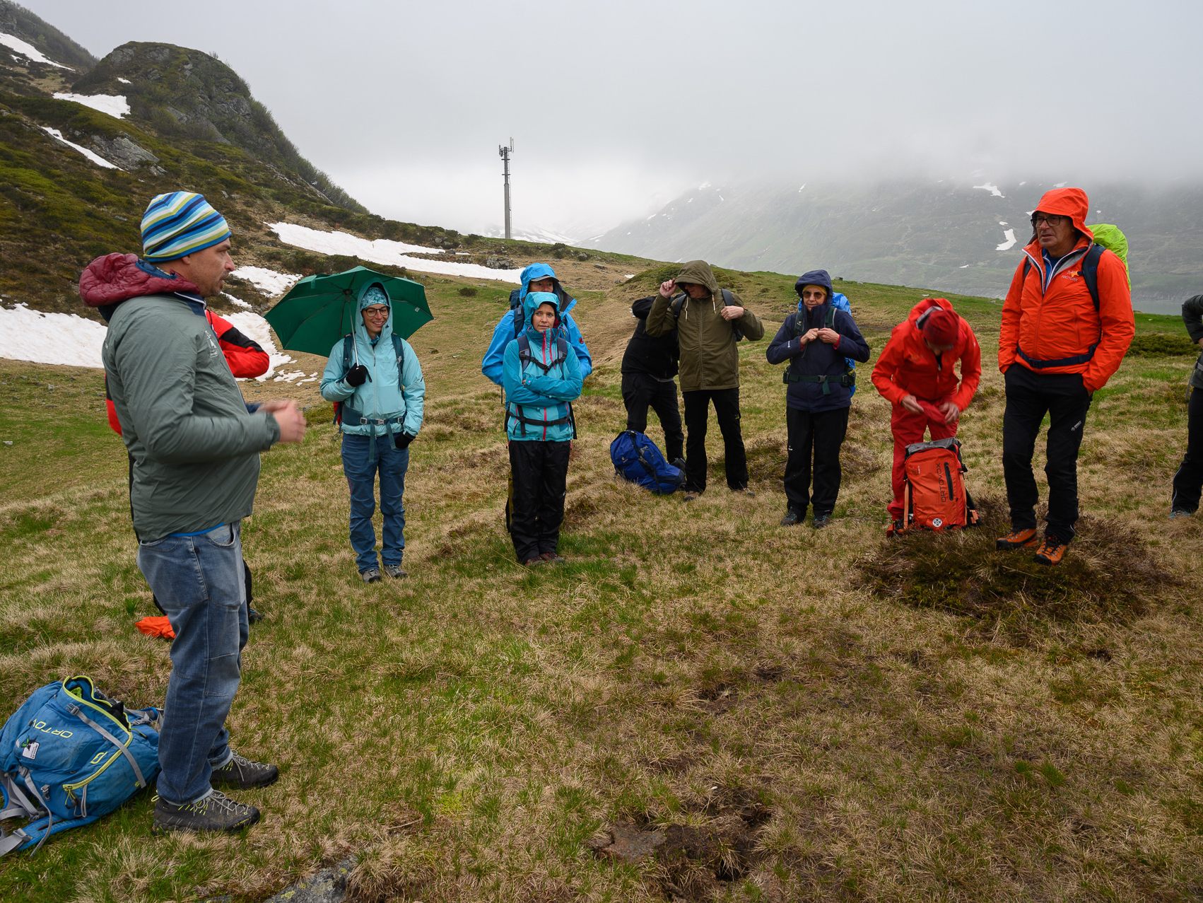 Zoologe Hermann Sonntag erklärt die Auswirkungen des Klimawandels auf der Bielerhöhe. (Quelle: Rinnhofer) Zoologe Hermann Sonntag erklärt die Auswirkungen des Klimawandels auf der Bielerhöhe. (Quelle: Rinnhofer)