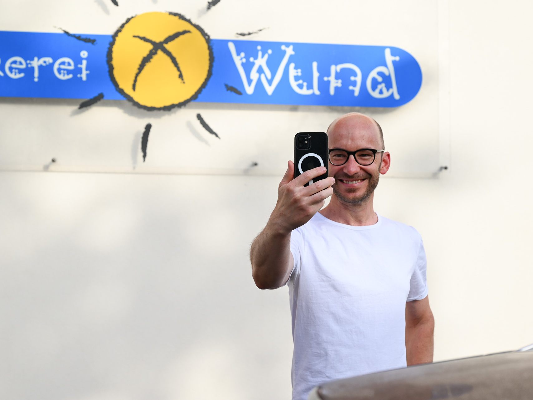 Die Bäckerei Wund schließt für immer. Am letzten Verkaufstag war der Andrang groß. Andreas machte sich noch ein Erinnerungs-Selfie. Die Bäckerei Wund schließt für immer. Am letzten Verkaufstag war der Andrang groß. Andreas machte sich noch ein Erinnerungs-Selfie.