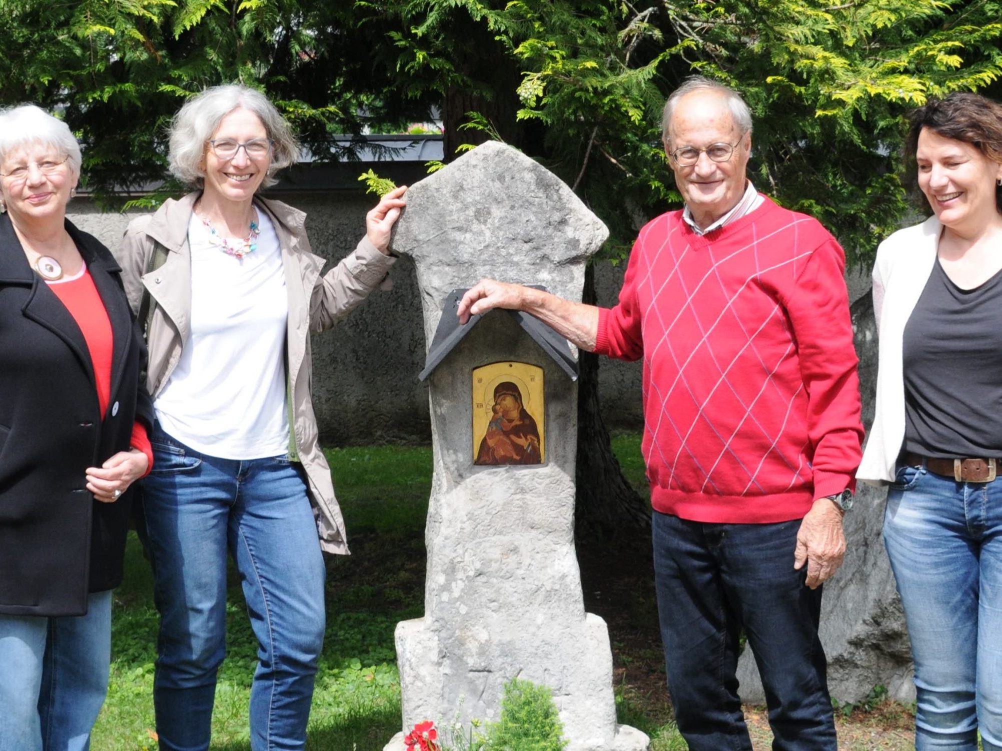 Die neuen Kirchenraum-Pädagogen haben mit Menschen viele Kirchen in Götzis, Rankweil und Feldkirch genau unter die Lupe genommen. Die neuen Kirchenraum-Pädagogen haben mit Menschen viele Kirchen in Götzis, Rankweil und Feldkirch genau unter die Lupe genommen.