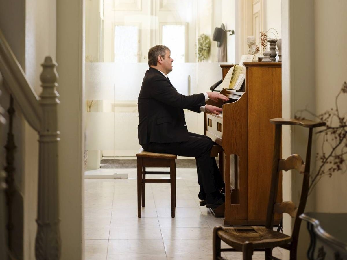 Pf. Karel Bogerd zingt