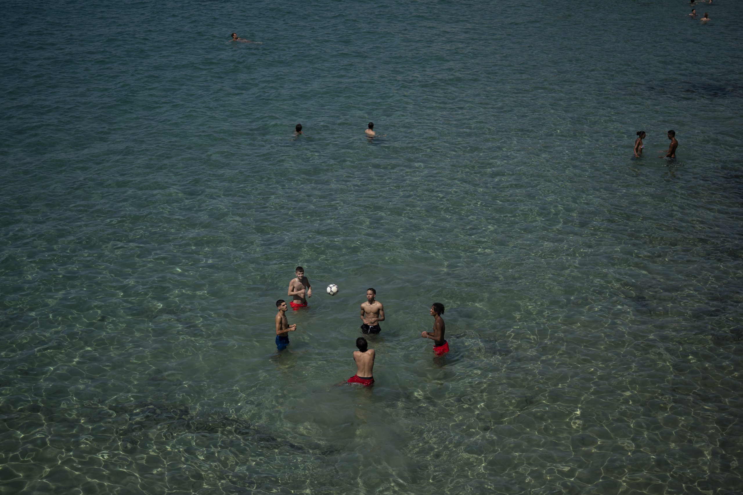 Menschen baden im Meer bei hohen Temperaturen in Marseille, Südfrankreich.