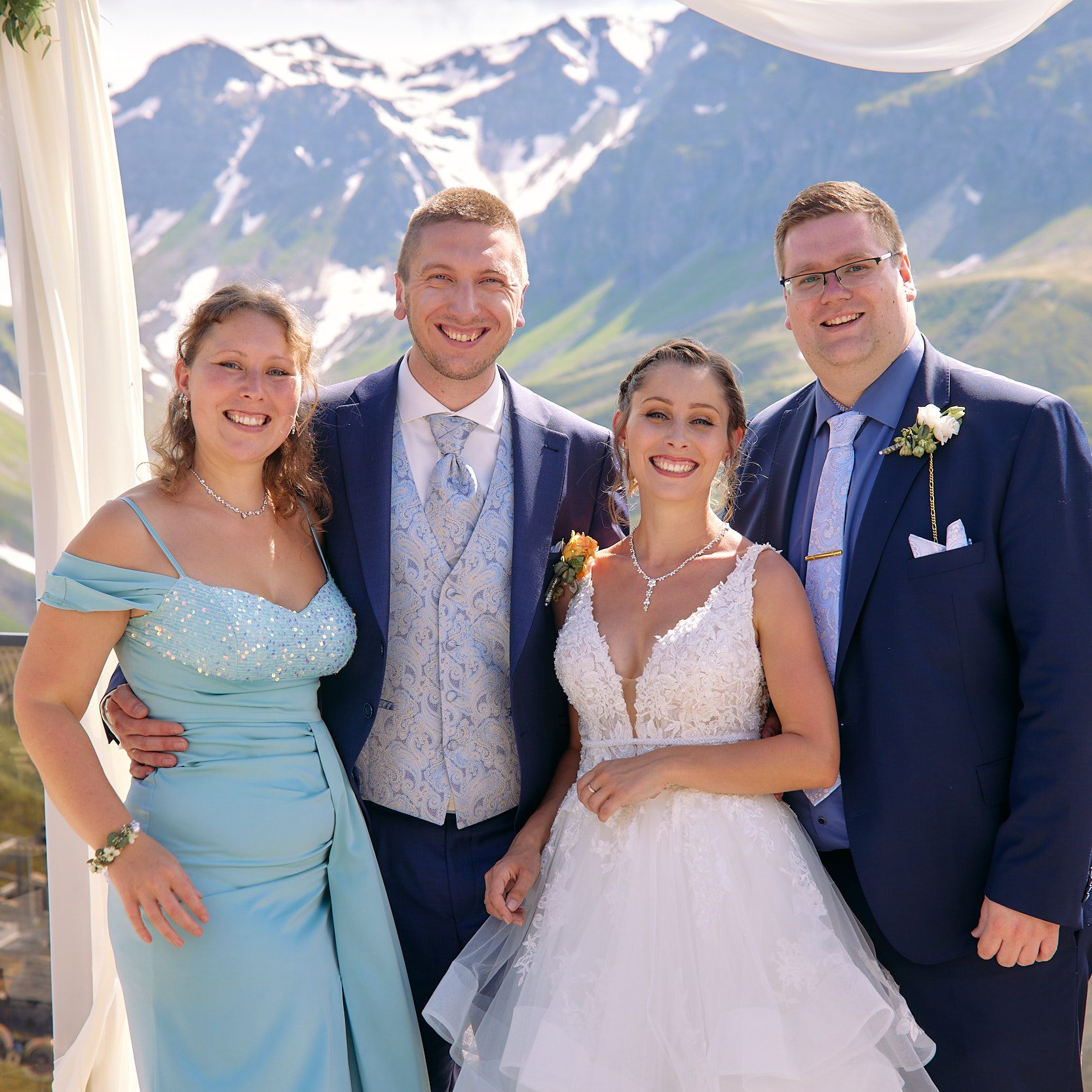 Das frischvermählte Paar mit seinen Trauzeugen.