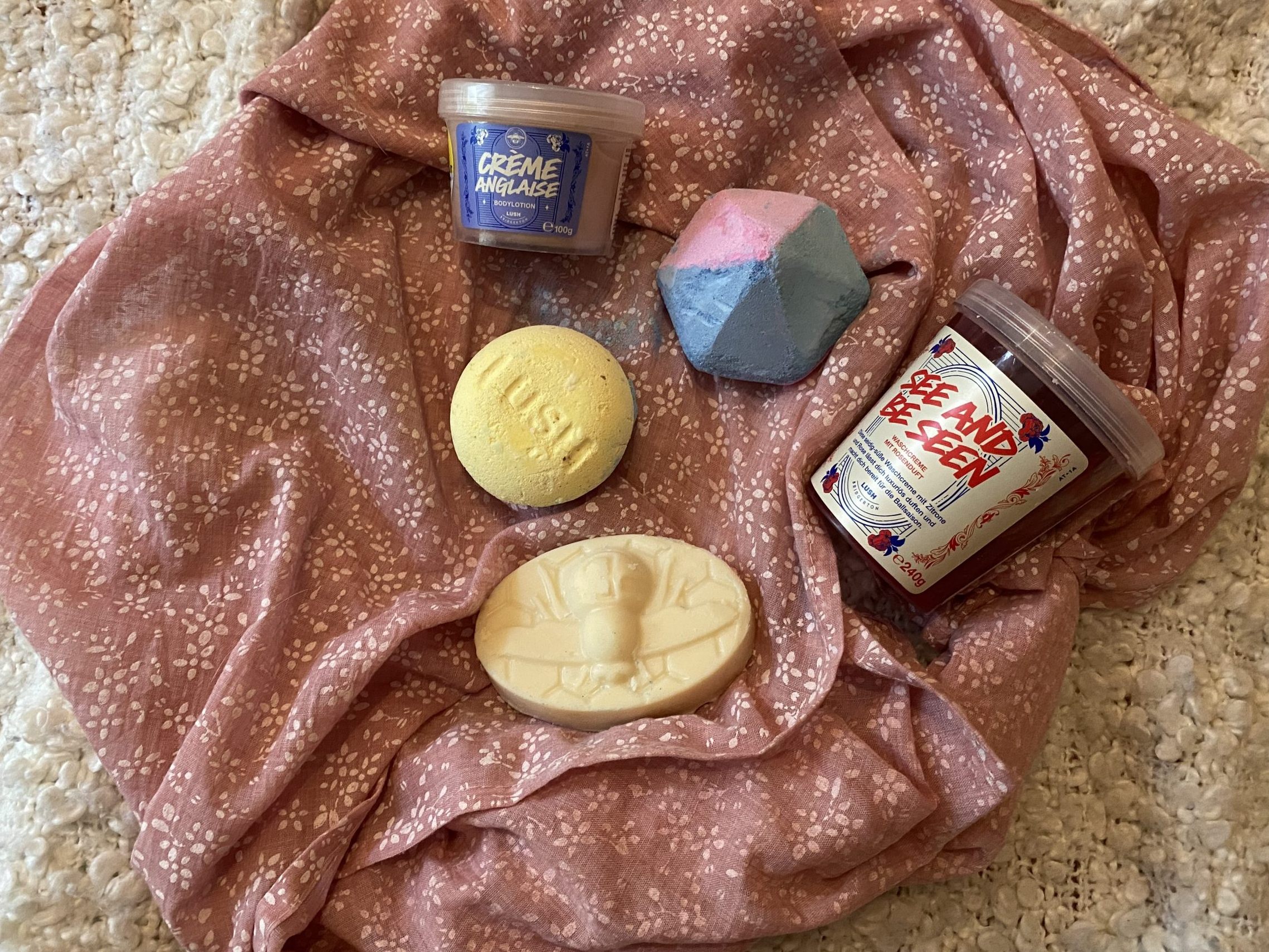 Die Lush-Bridgerton-Produkte im Test. Die Lush-Bridgerton-Produkte im Test.