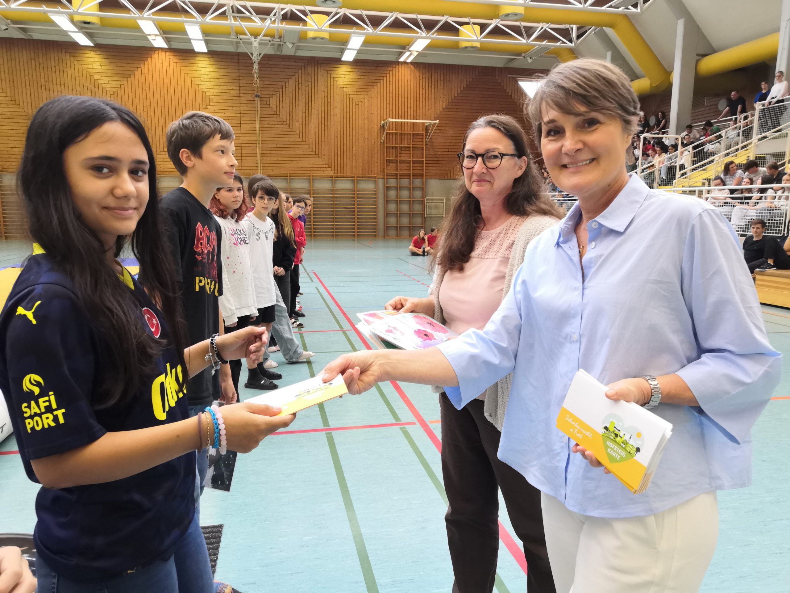 Bgm. Angelika Moosbrugger überreichte die Kunstpreise. Bgm. Angelika Moosbrugger überreichte die Kunstpreise.