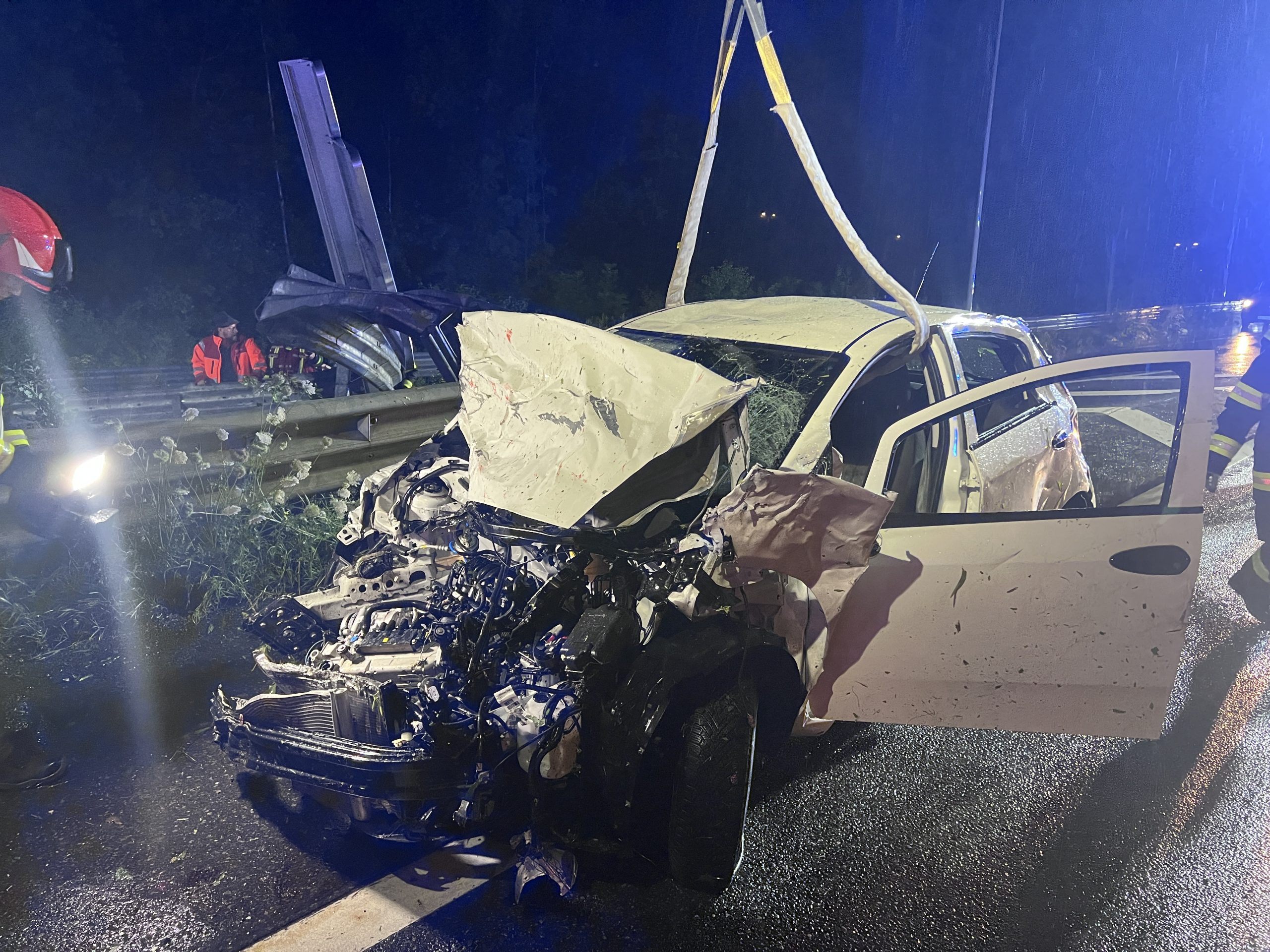 Die Pkw-Lenkerin wurde bei dem Unfall unbestimmten Grades verletzt.