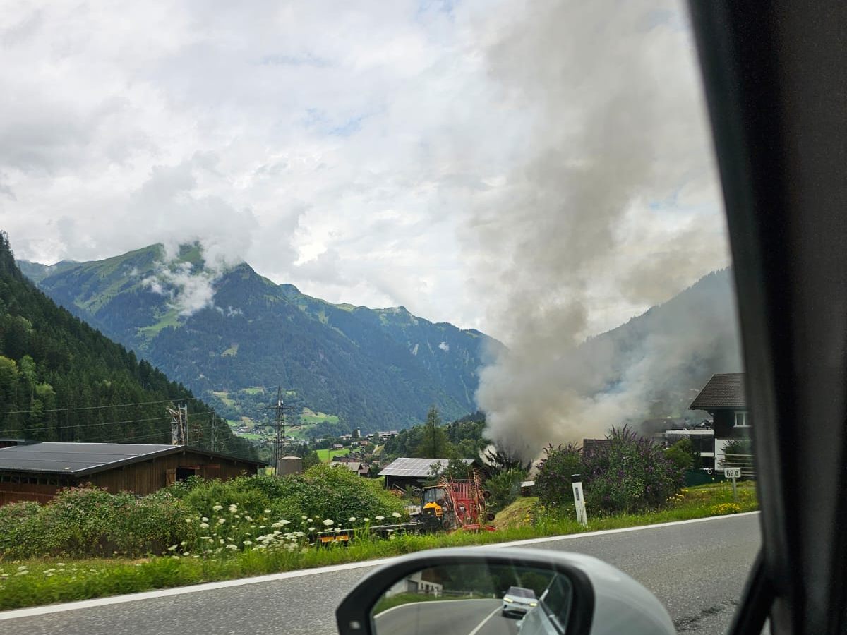 Die Rauchsäulen sind schon von weitem zu sehen. Die Rauchsäulen sind schon von weitem zu sehen.