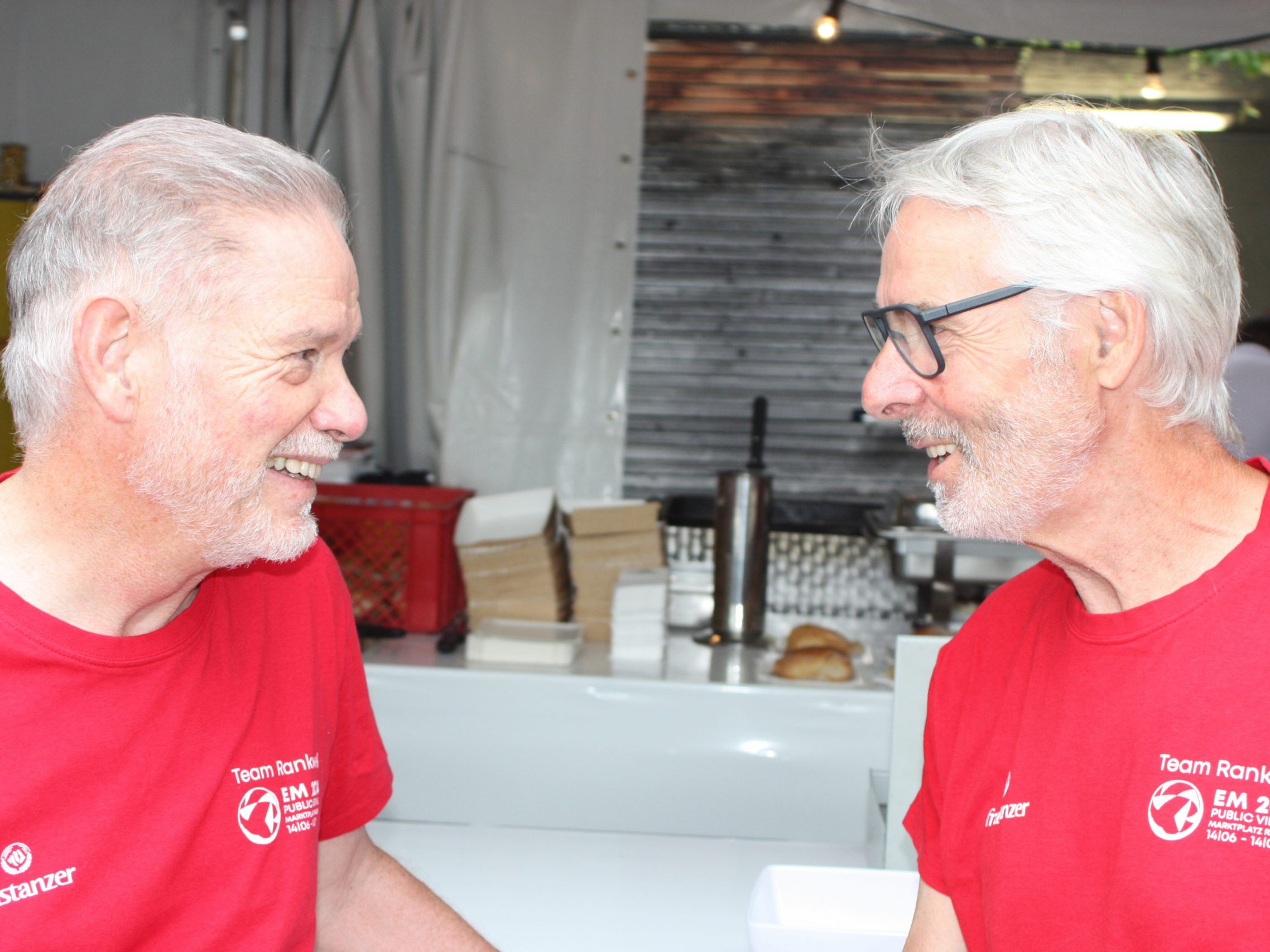 Im Smalltalk dankt Macher Armin Wille (r.) seinem großen ehrenamtlichen Helfer Hugo Bertsch.