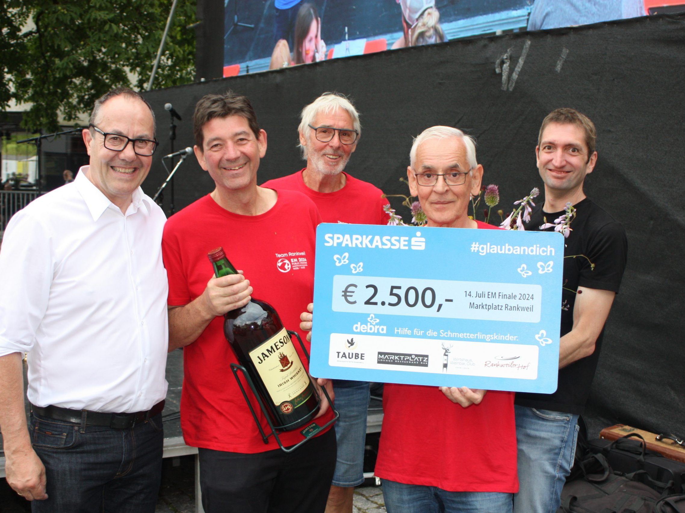 Andreas Prenn, Roland Vith, Armin Wille und Michael Mathis übergaben den Scheck für die Schmetterlingskinder an Quadro Ernst. Andreas Prenn, Roland Vith, Armin Wille und Michael Mathis übergaben den Scheck für die Schmetterlingskinder an Quadro Ernst.