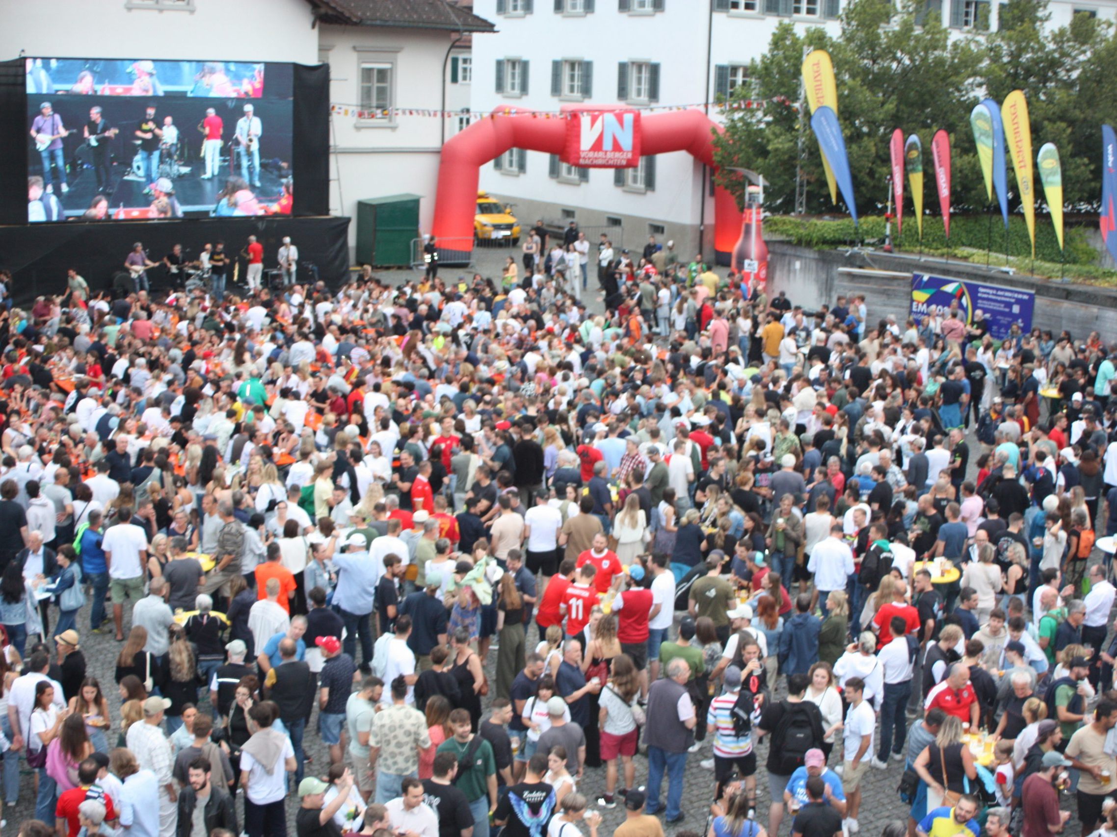 4000 Menschen pilgerten am Schlusstag vom Rankweiler Public Viewing auf den Marktplatz. 4000 Menschen pilgerten am Schlusstag vom Rankweiler Public Viewing auf den Marktplatz.