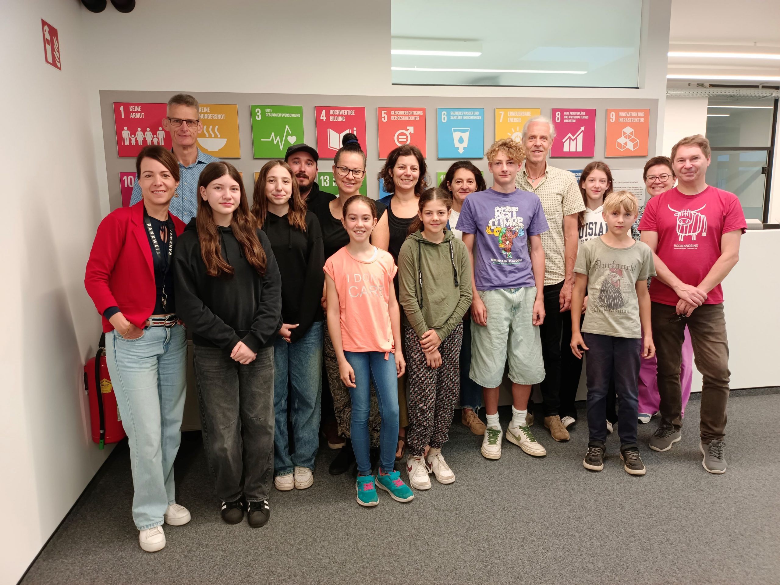Amtsleiter Christian Breuß (hinten links) mit Sabine dall'Armi und Medina Tüfekli (Bürgerservice, Standesamt), Aileen Rheinberger und Marcel Matt (OJAR), Silvia und Alena Hartmann (Kindergarten Montfort), Ingeborg Fink-Kuttnig und Naomi Fink (Kindergarten Markt), Carmen und Toni Dobler (Kindergarten Montfort), Christian Mäser (Infrastruktur/Hochbau) und Fidelia Florian sowie Josef und Thomas Speckle (Infrastruktur/IT) sowie Bürgermeister-Assistentin Daniela Beck (2. v. r.). Amtsleiter Christian Breuß (hinten links) mit Sabine dall'Armi und Medina Tüfekli (Bürgerservice, Standesamt), Aileen Rheinberger und Marcel Matt (OJAR), Silvia und Alena Hartmann (Kindergarten Montfort), Ingeborg Fink-Kuttnig und Naomi Fink (Kindergarten Markt), Carmen und Toni Dobler (Kindergarten Montfort), Christian Mäser (Infrastruktur/Hochbau) und Fidelia Florian sowie Josef und Thomas Speckle (Infrastruktur/IT) sowie Bürgermeister-Assistentin Daniela Beck (2. v. r.).