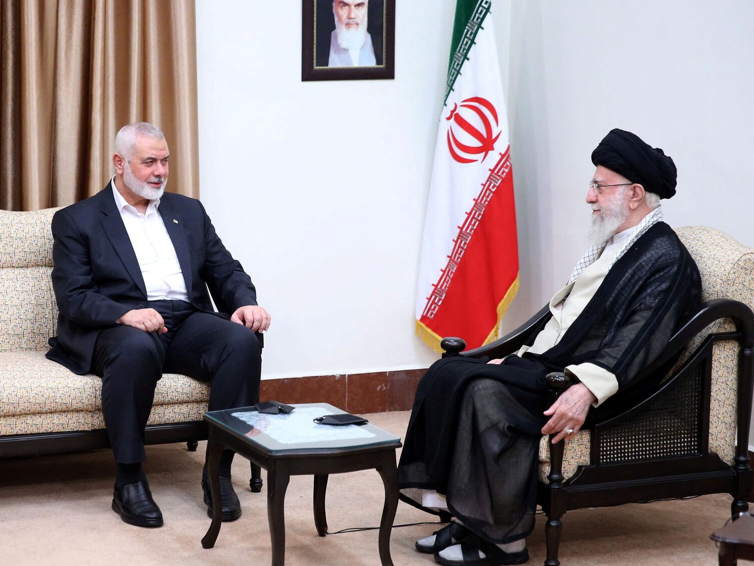 Ismail Haniyeh (l.) traf am 30. Juli, kurz vor seinem Tod, noch mit Ayatollah Ali Khamenei (r.) zusammen.