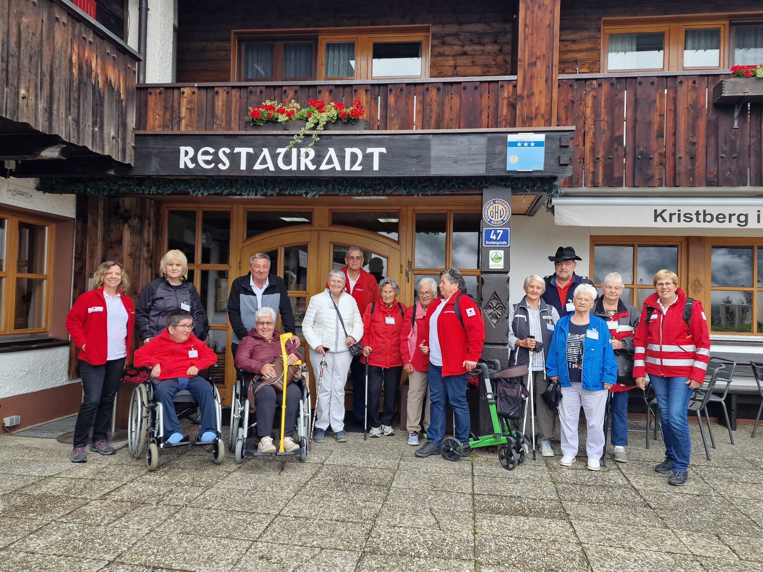 Die reiselustigen Gäste mit Team, links Martina Streng, rechts außen Monika Riezler, in der Mitte Brigitte Bitschnau, letzte Reihe Josef Galehr und Rudi Reiher als Fahrer.