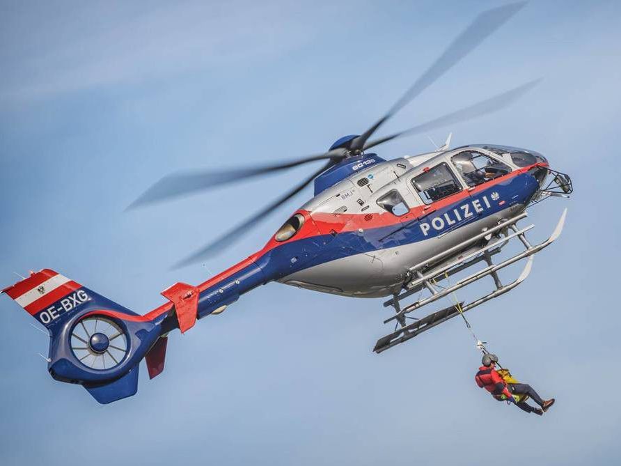 Bergung von drei Wanderern in Lech durch Polizeihubschrauber. Bergung von drei Wanderern in Lech durch Polizeihubschrauber.