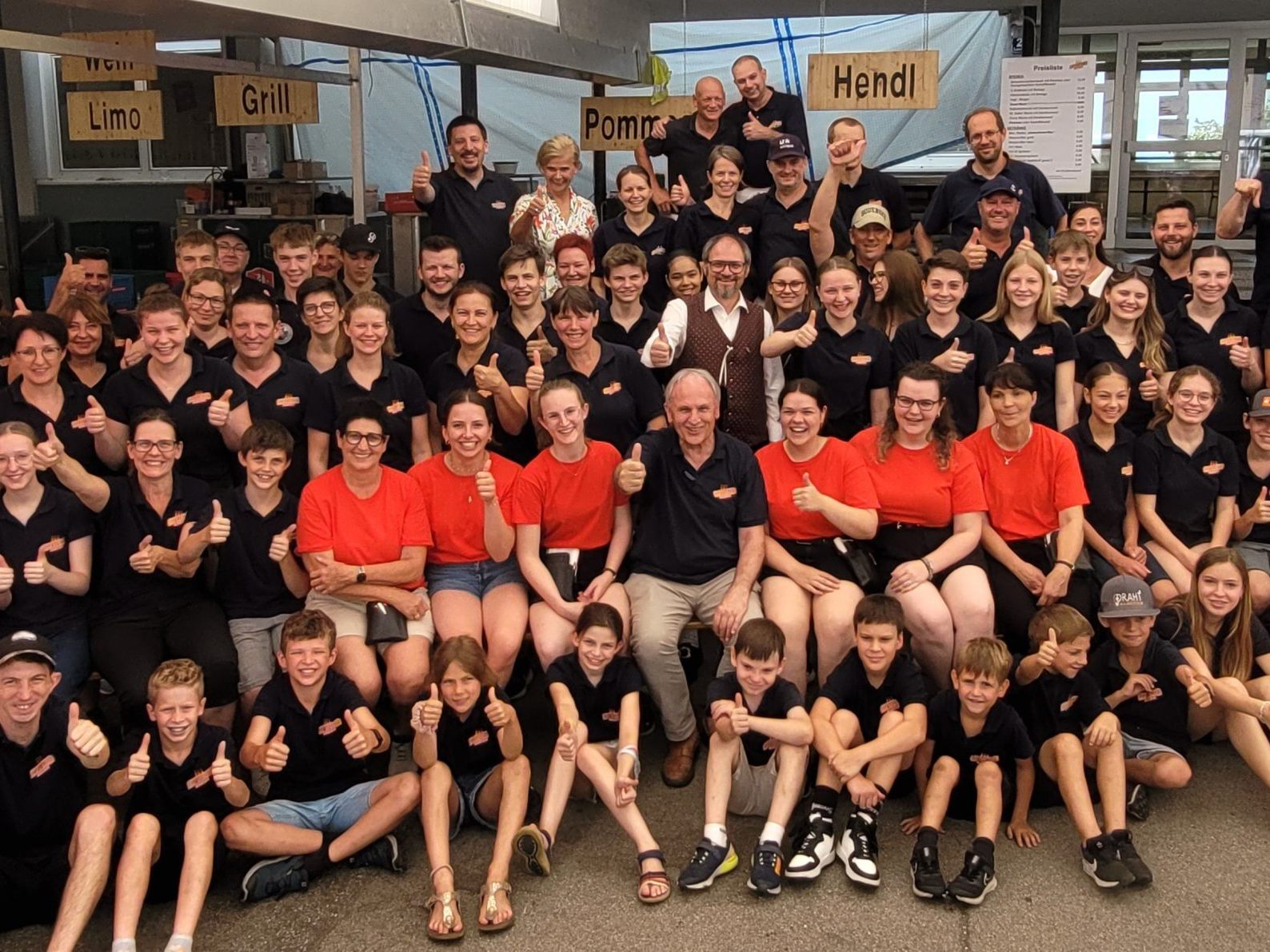 Beste Stimmung in der Open-Air-Arena im Lochauer Schulhof auch beim großartigen „50. Lochauer Dorffest“ des Musikvereines. Viel Applaus für die engagierten Lochauer Musikanten und die zahlreichen freiwilligen Helfer.