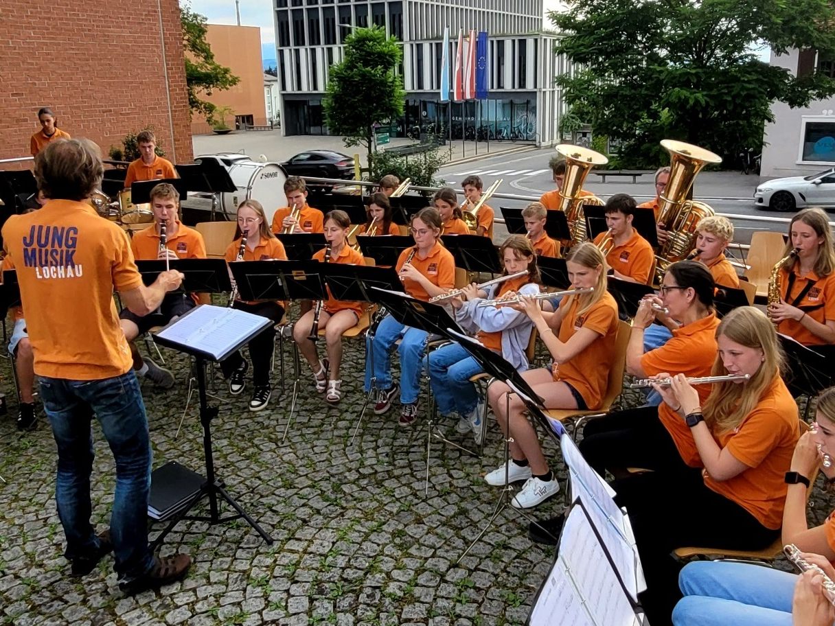 Mit über 90 aktiven Musikantinnen und Musikanten präsentierte sich der Musikverein Lochau beim traditionellen „Sommerkonzert“ in seiner ganzen Stärke. Im Bild die „Jungmusik Lochau“ unter der Leitung von Stefan Nobis.