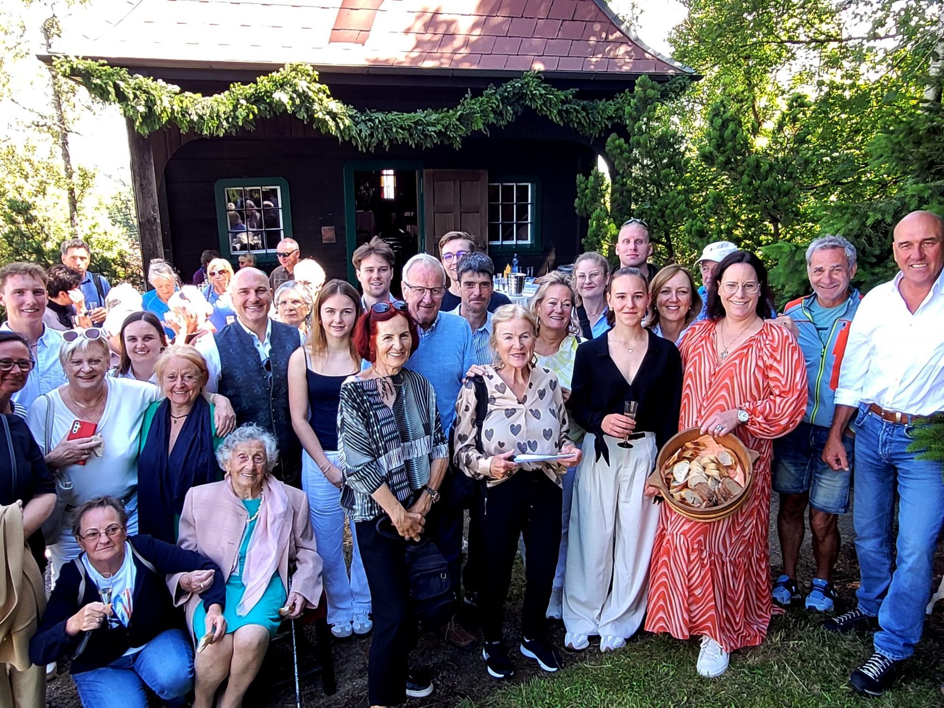 Das 95-Jahr-Jubiläum der Theresienkapelle am Pfänder wurde zum großen Reichart-Familientreffen, ganz im Sinne der seinerzeitigen Stifter Anton und Anna Reichart. Das 95-Jahr-Jubiläum der Theresienkapelle am Pfänder wurde zum großen Reichart-Familientreffen, ganz im Sinne der seinerzeitigen Stifter Anton und Anna Reichart.
