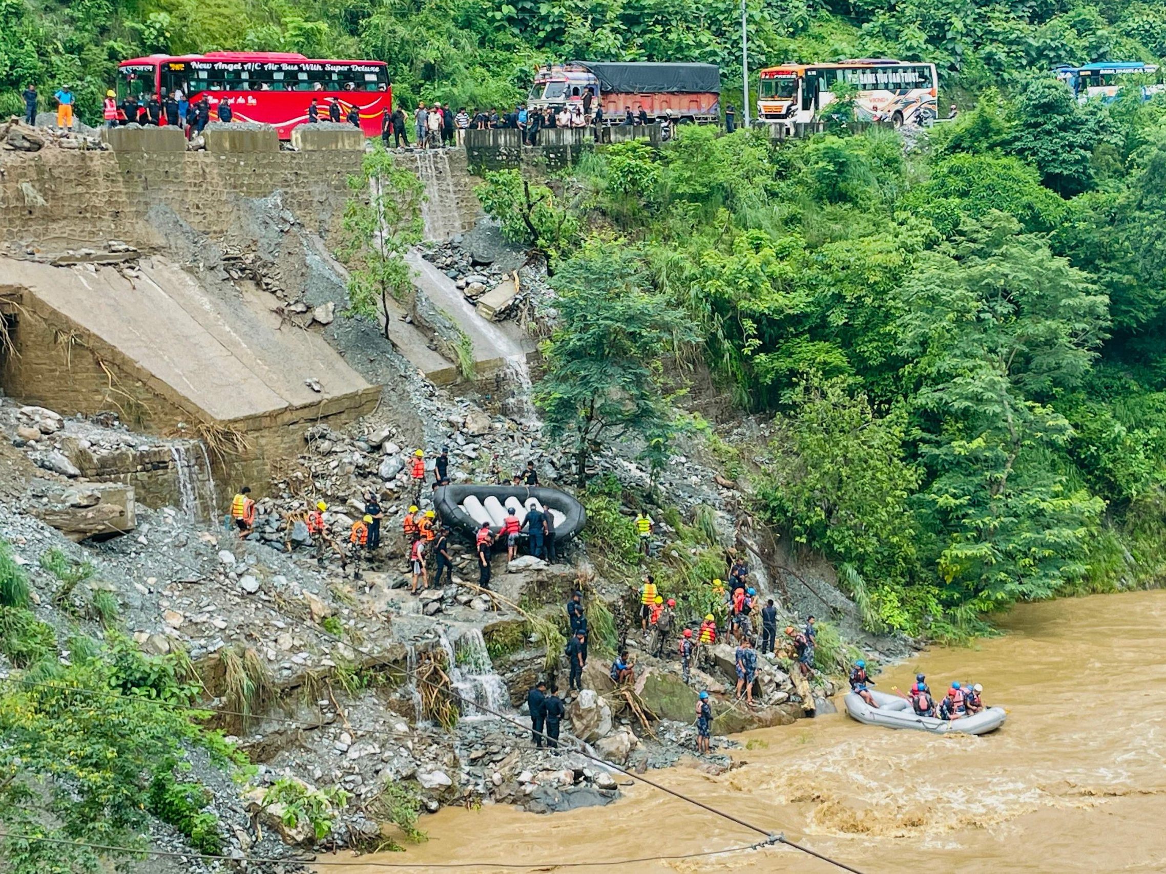 Nach einem verheerenden Erdrutsch in Nepal werden noch Dutzende Personen gesucht.