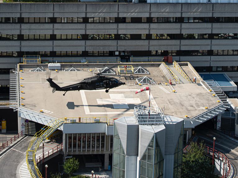 Black Hawk landet am AKH