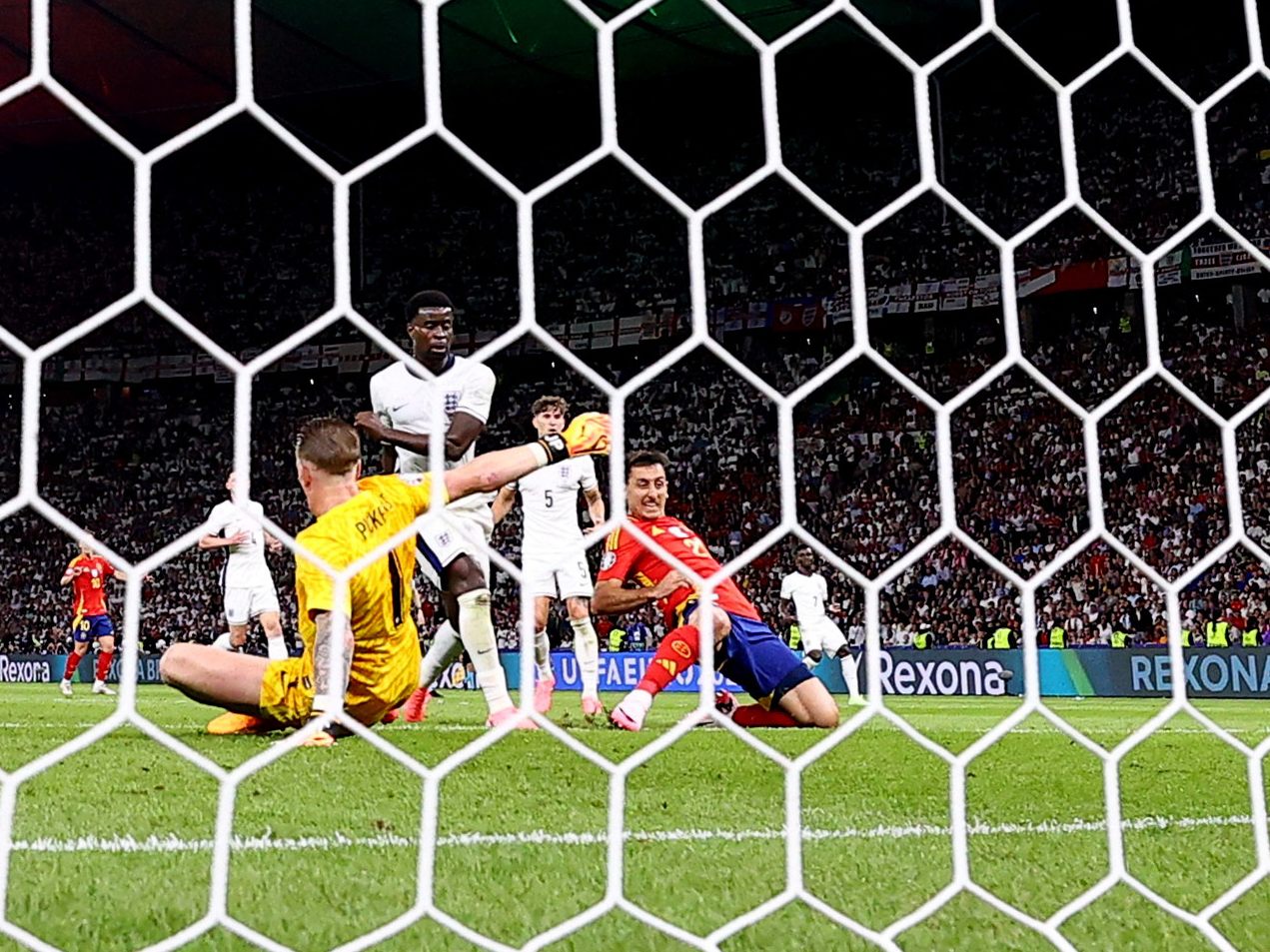 Oyarzabal trifft zum 2:1 für Spanien.