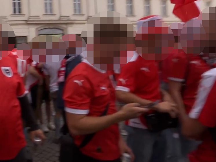 Während einer Übertragung des Schweizer Fernsehens SRF war am Dienstag vor dem Spiel zu sehen, wie Anhänger der ÖFB-Auswahl in der Stadt zur Melodie des Lieds "L'amour toujours" die Parole "Deutschland den Deutschen, Ausländer raus" singen.