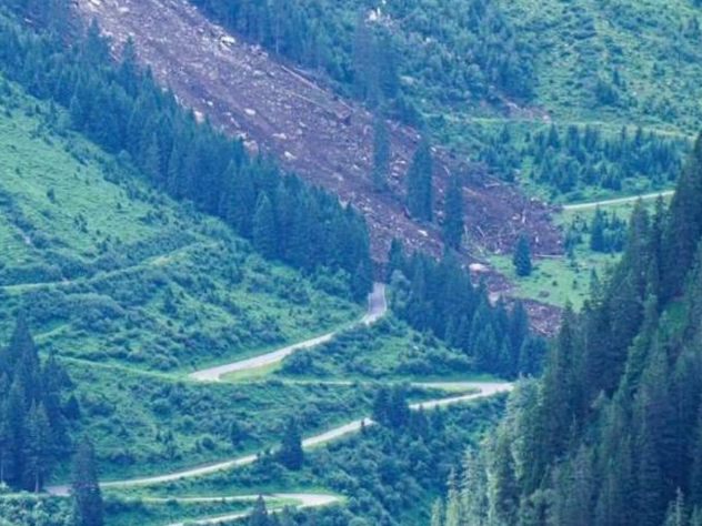 Die Silvretta Hochalpenstraße wurde von der Mure meterhoch verschüttet. Die Silvretta Hochalpenstraße wurde von der Mure meterhoch verschüttet.