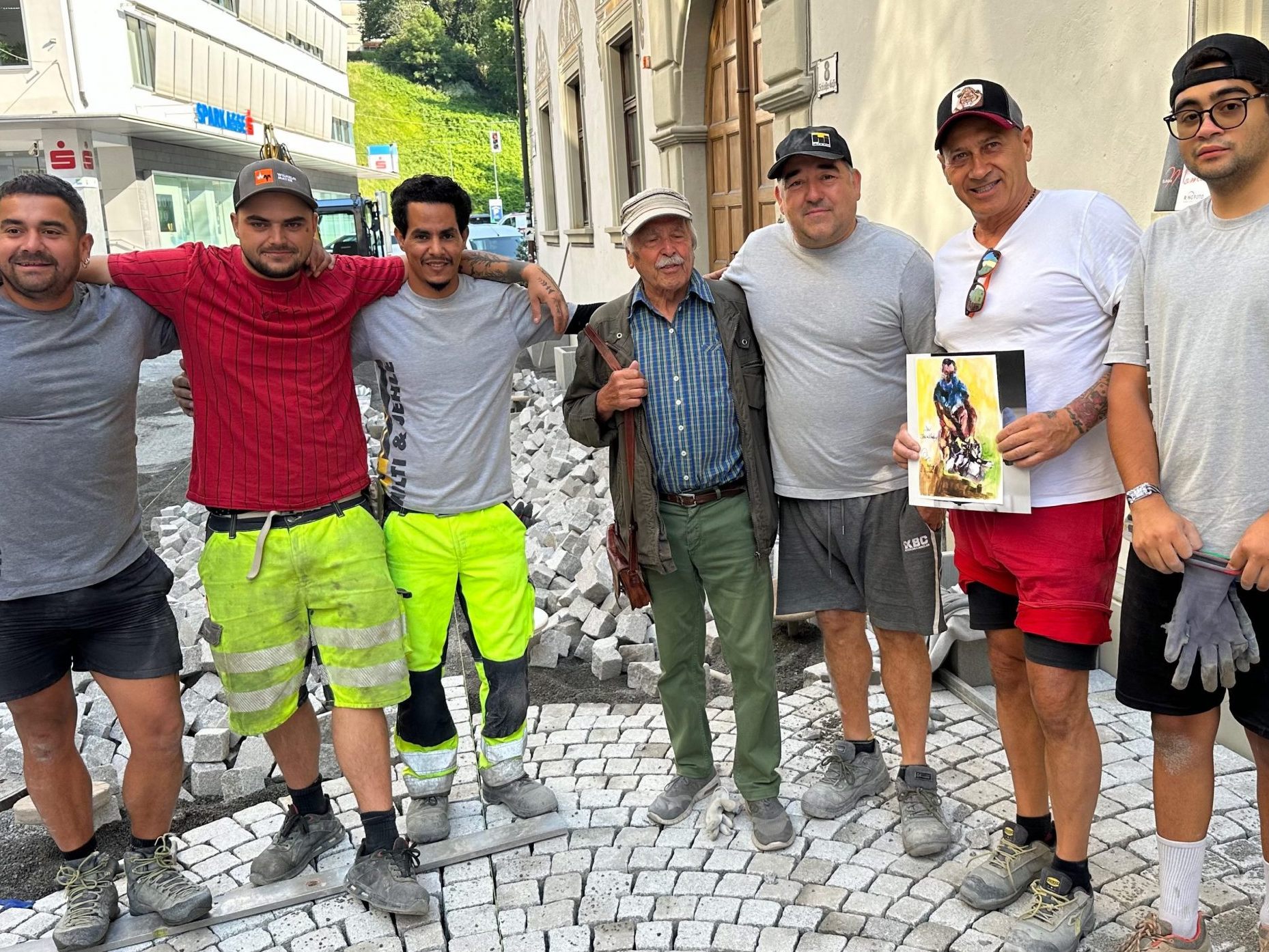Das „Steinklopfer-Team“ mit Robin (Hilti & Jehle), Camillo, Mohammed, Robert und Massimiliano mit Künstler Thomas.
