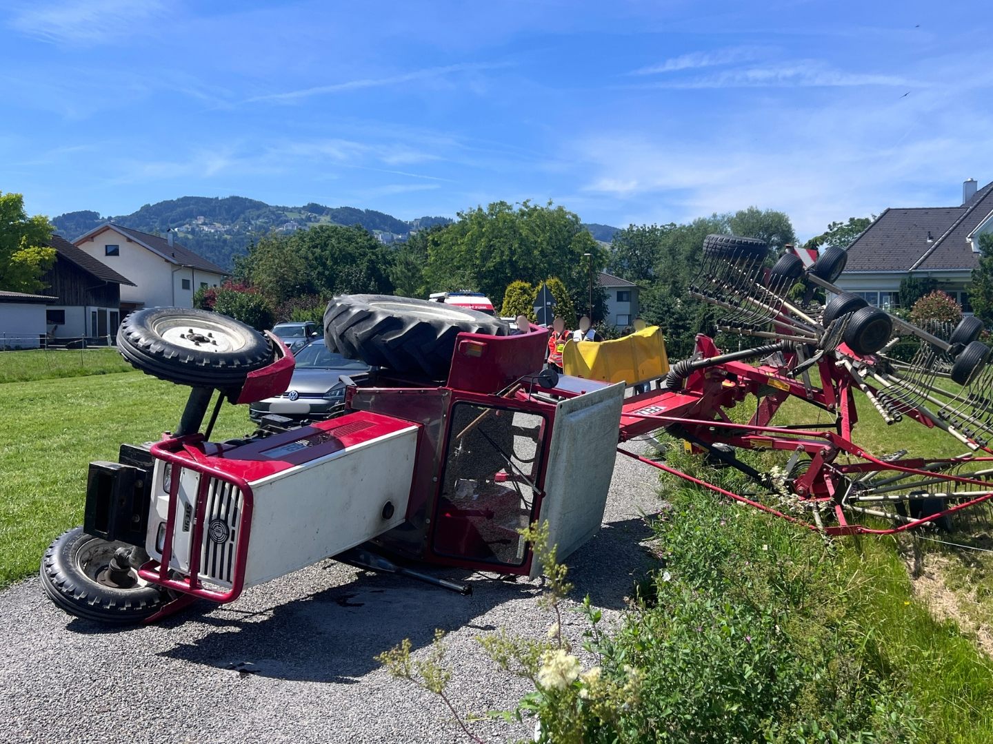 Umgekippter Traktor samt Anhänger Umgekippter Traktor samt Anhänger