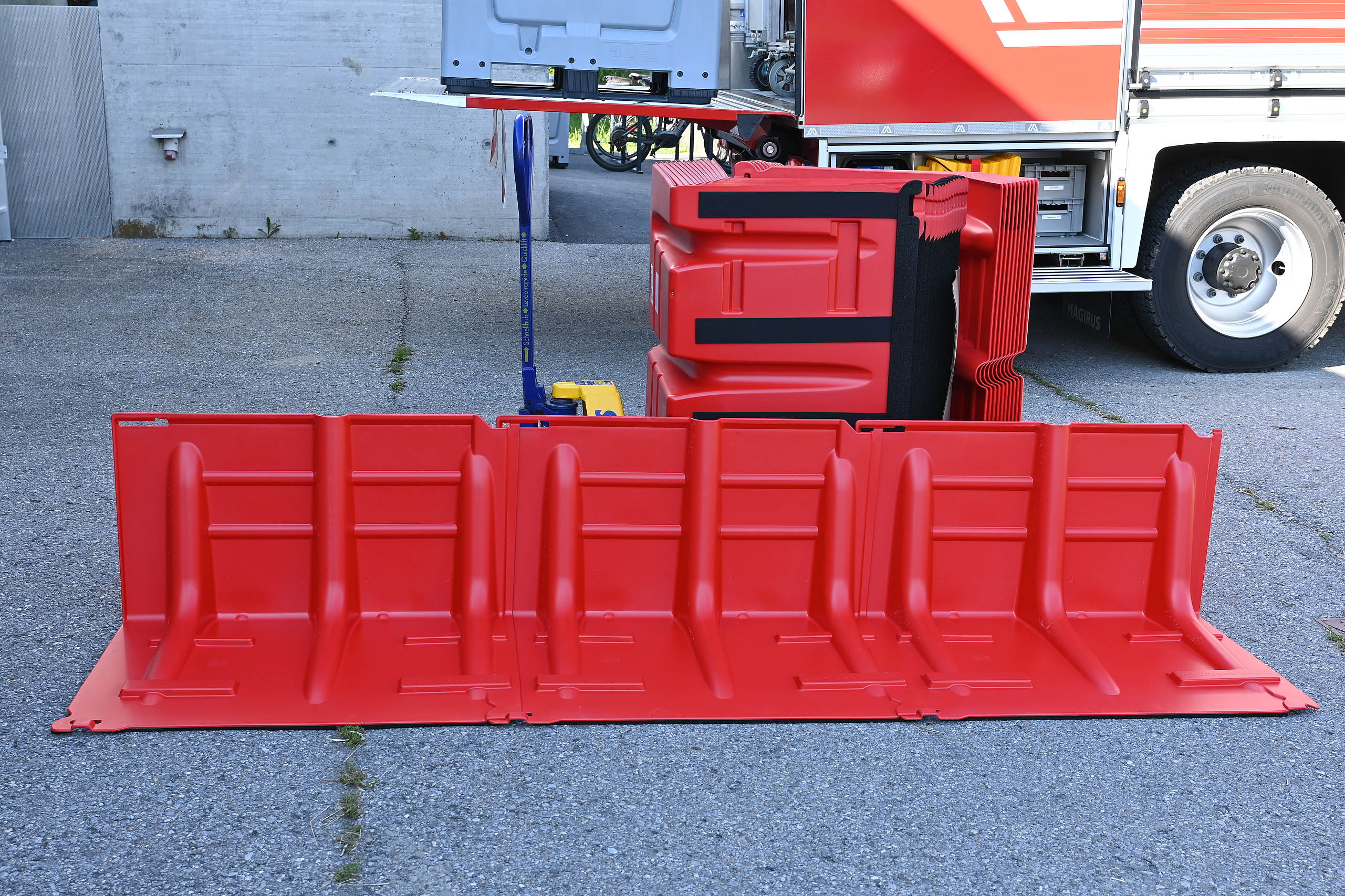 Mobile Hochwasserschutzbarrieren in Aktion am Mühlbach