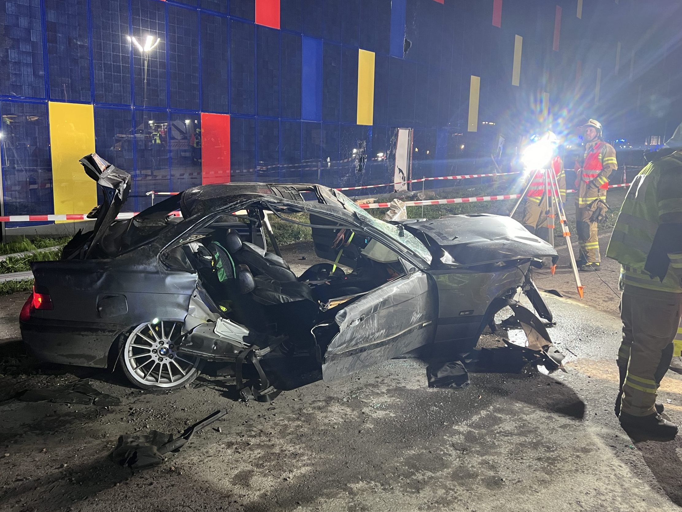 Der völlig zerstörte BMW nach dem Unfall.