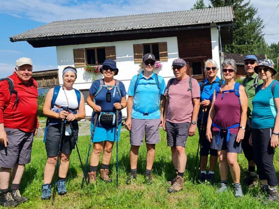 Jeden Donnerstag zieht es die Wandergruppe in die Berge. Jeden Donnerstag zieht es die Wandergruppe in die Berge.