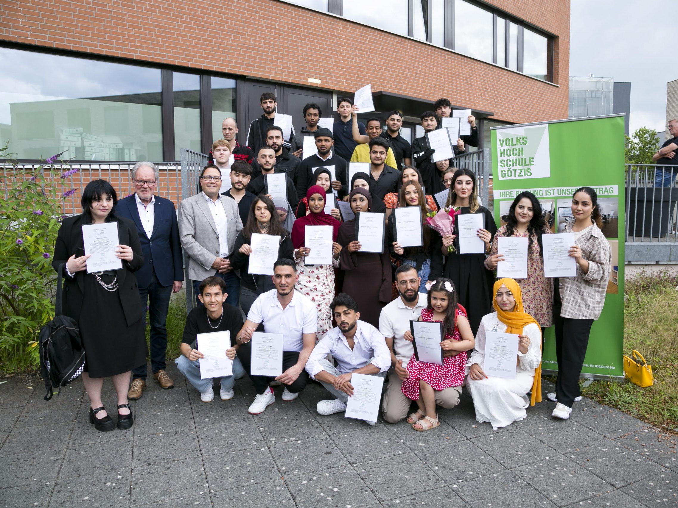 Pflichtschulabschluss-Zeugnisfeier an der Volkshochschule Götzis am 02.07.2024: Die erfolgreichen Absolventen freuen sich über die Zeugnisse.