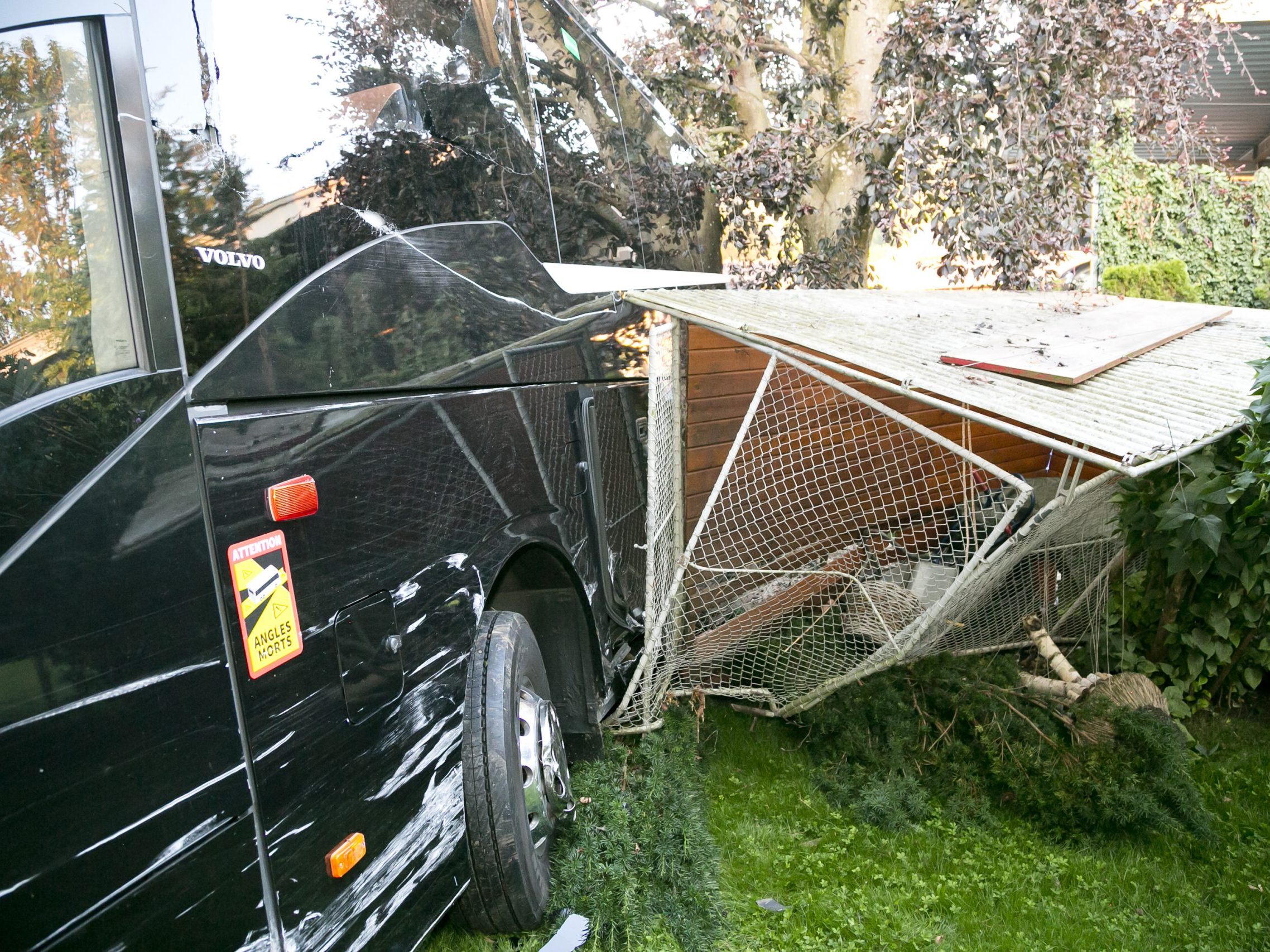 Bus kracht in Dornbirner Hausfassade