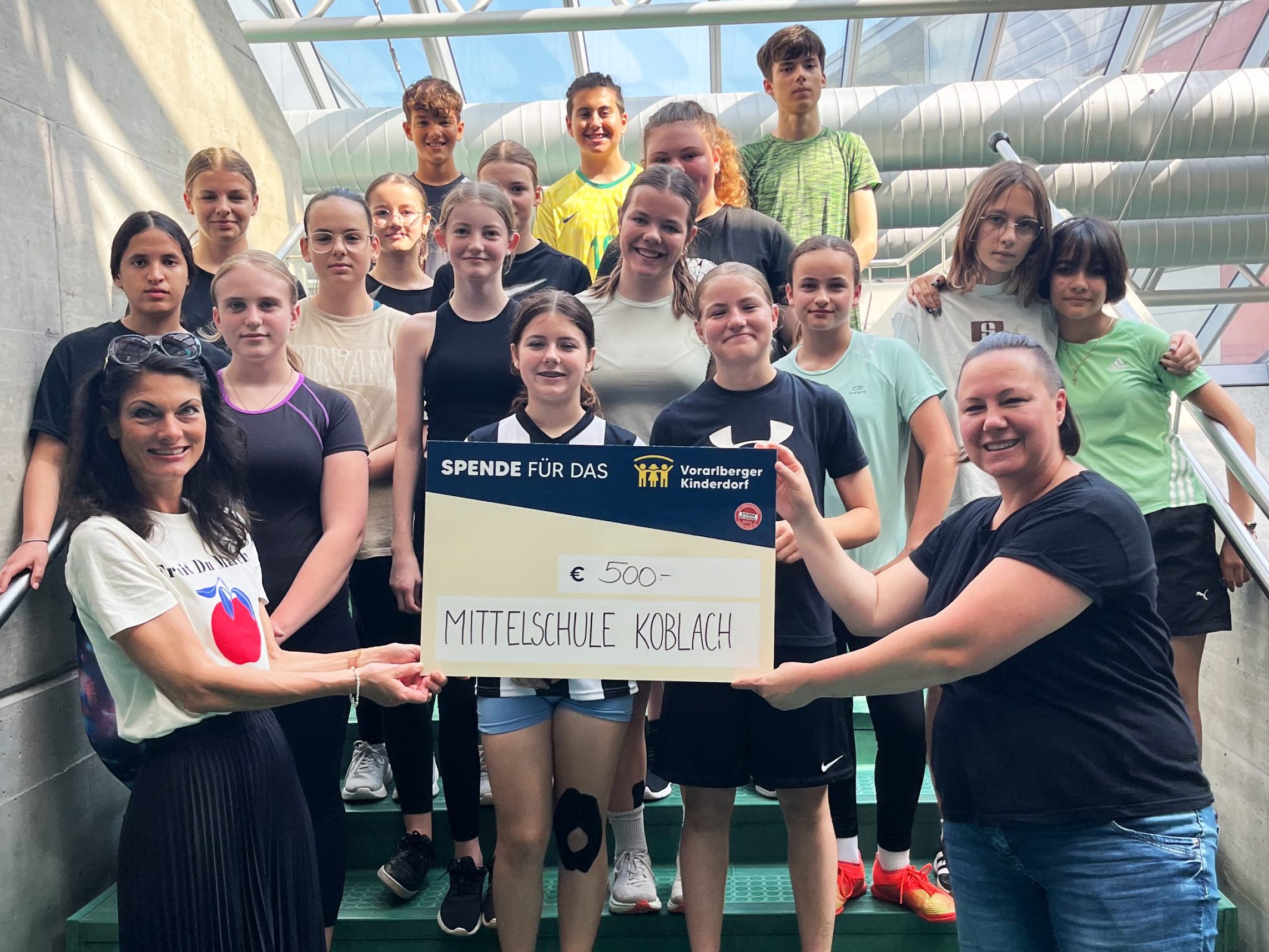 Die Schüler:innen der 3a und 3b der Mittelschule Koblach übergaben die Spende in Höhe von 500 Euro an Karin Mäser vom Vorarlberger Kinderdorf.