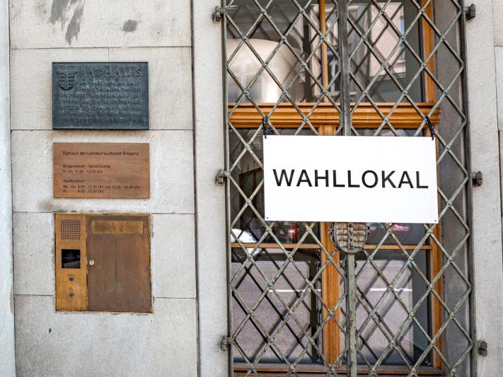 Im Gegensatz zu vergangenen Wahlen enthalten die Hauskundmachungen nun keine Informationen mehr über die Anzahl der Wahlberechtigten pro Wohnung. Im Gegensatz zu vergangenen Wahlen enthalten die Hauskundmachungen nun keine Informationen mehr über die Anzahl der Wahlberechtigten pro Wohnung.