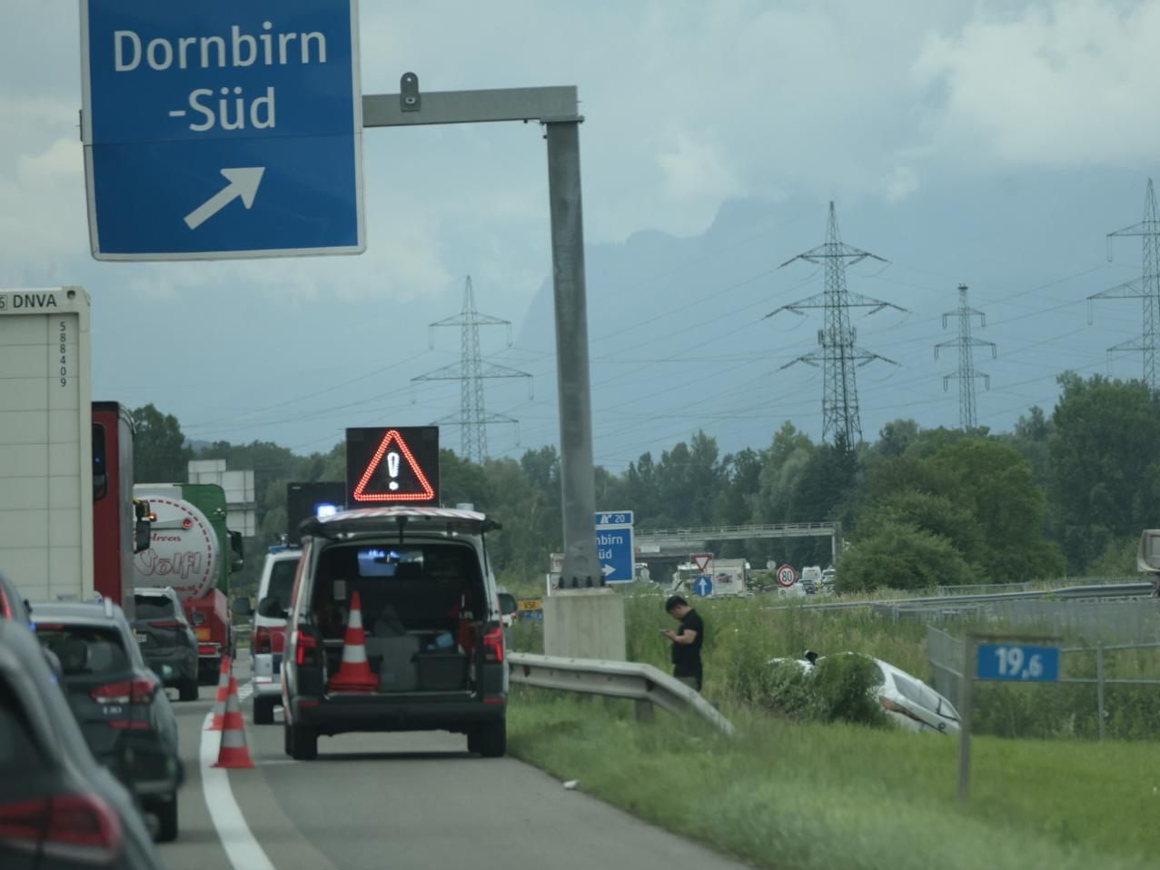 Auf der Autobahn von der Fahrbahn abgekommen