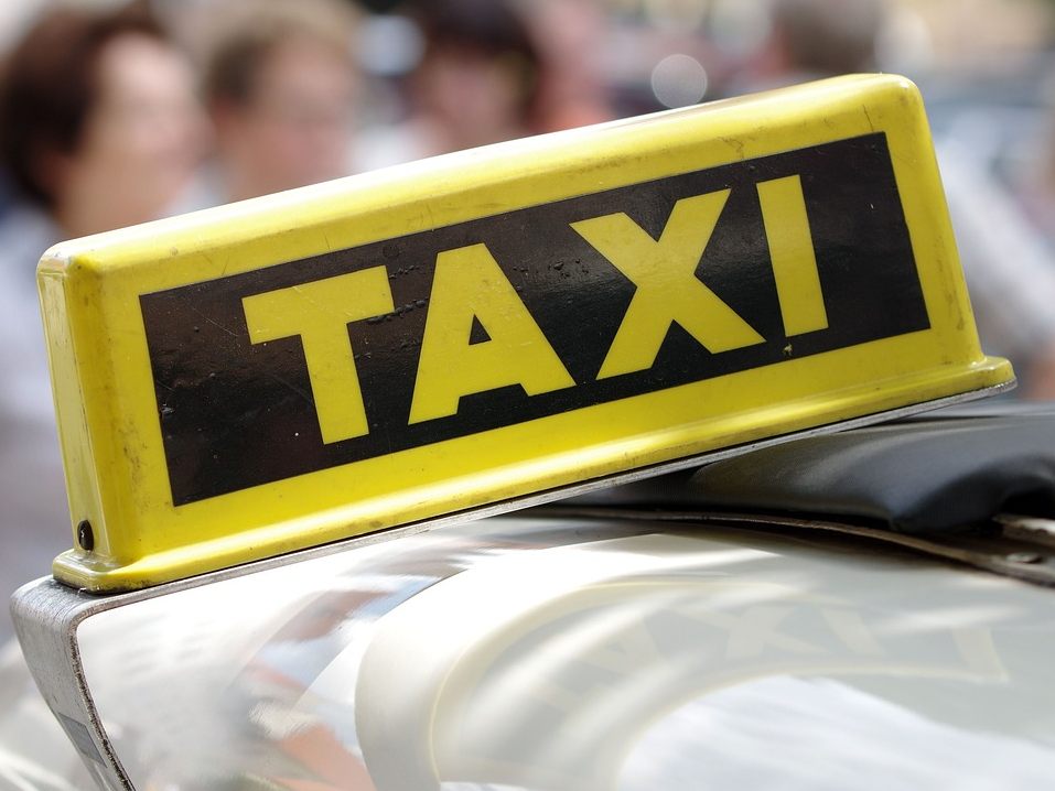 Ein 29-Jähriger nahm mit illegalen Taxibetrieben mehr als 200.000 Euro ein.