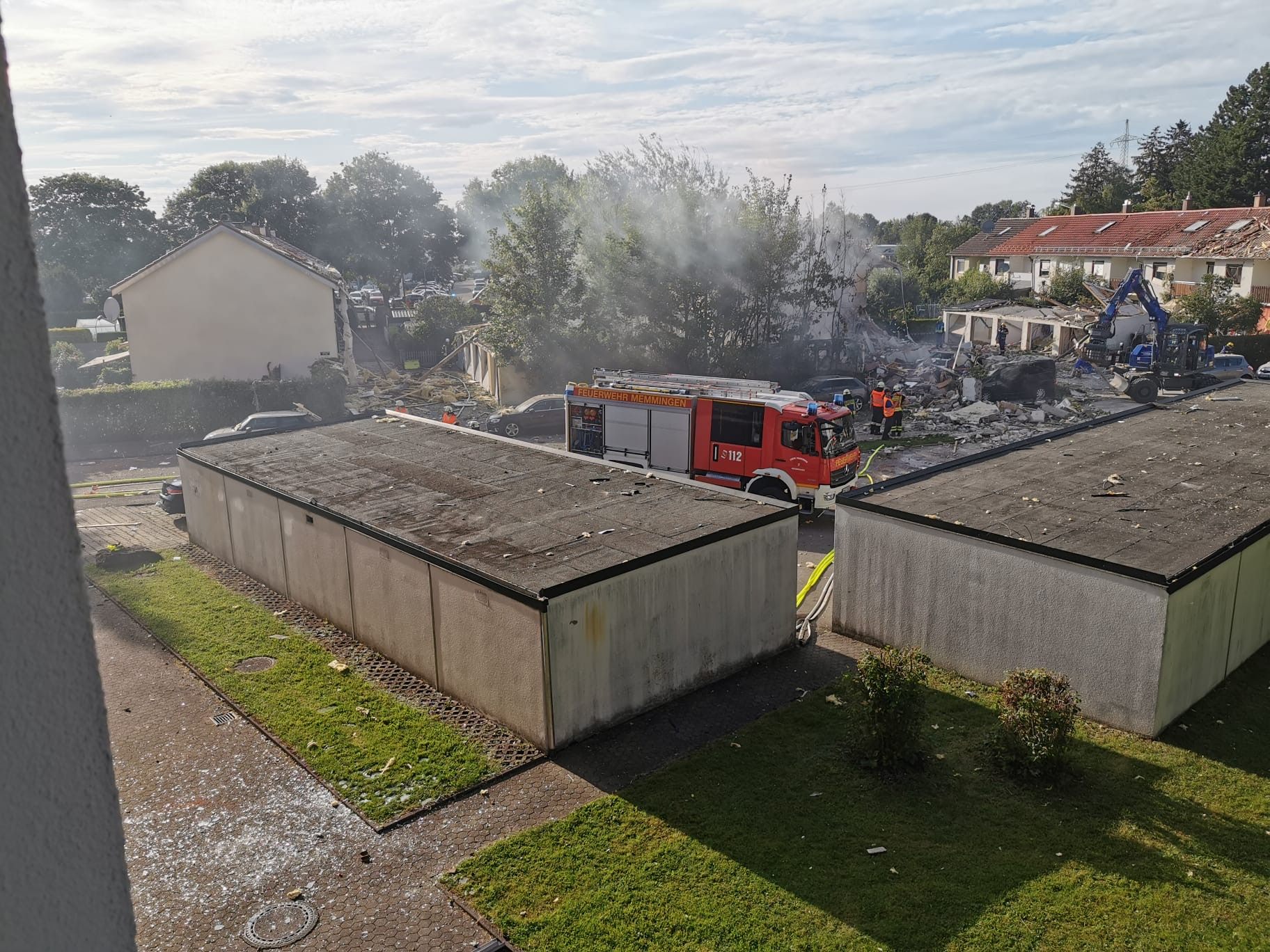 Nach der heftigen Explosion in einem Wohnhaus in der bayerischen Stadt Memmingen mit einem Toten suchen Experten nach den Gründen für das Unglück. Nach der heftigen Explosion in einem Wohnhaus in der bayerischen Stadt Memmingen mit einem Toten suchen Experten nach den Gründen für das Unglück.