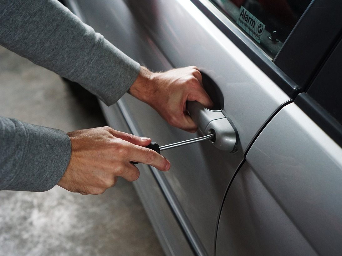 Gleich zwei Mal versuchten Autodiebe in Autos zu gelangen.