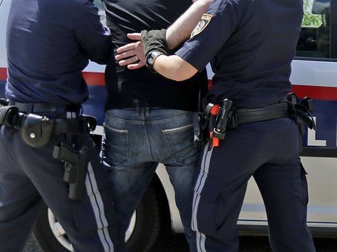 In Wien-Simmering eskalierte ein Streit zwischen Bekannten und gipfelte in einem Messerstich.