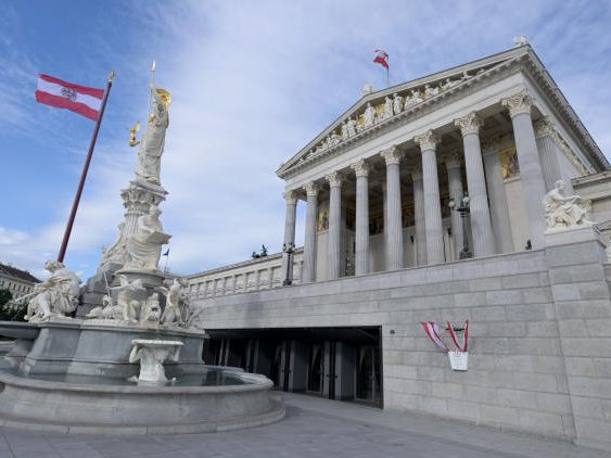 KPÖ und LINKS wollen gemeinsam ins Parlament. KPÖ und LINKS wollen gemeinsam ins Parlament.
