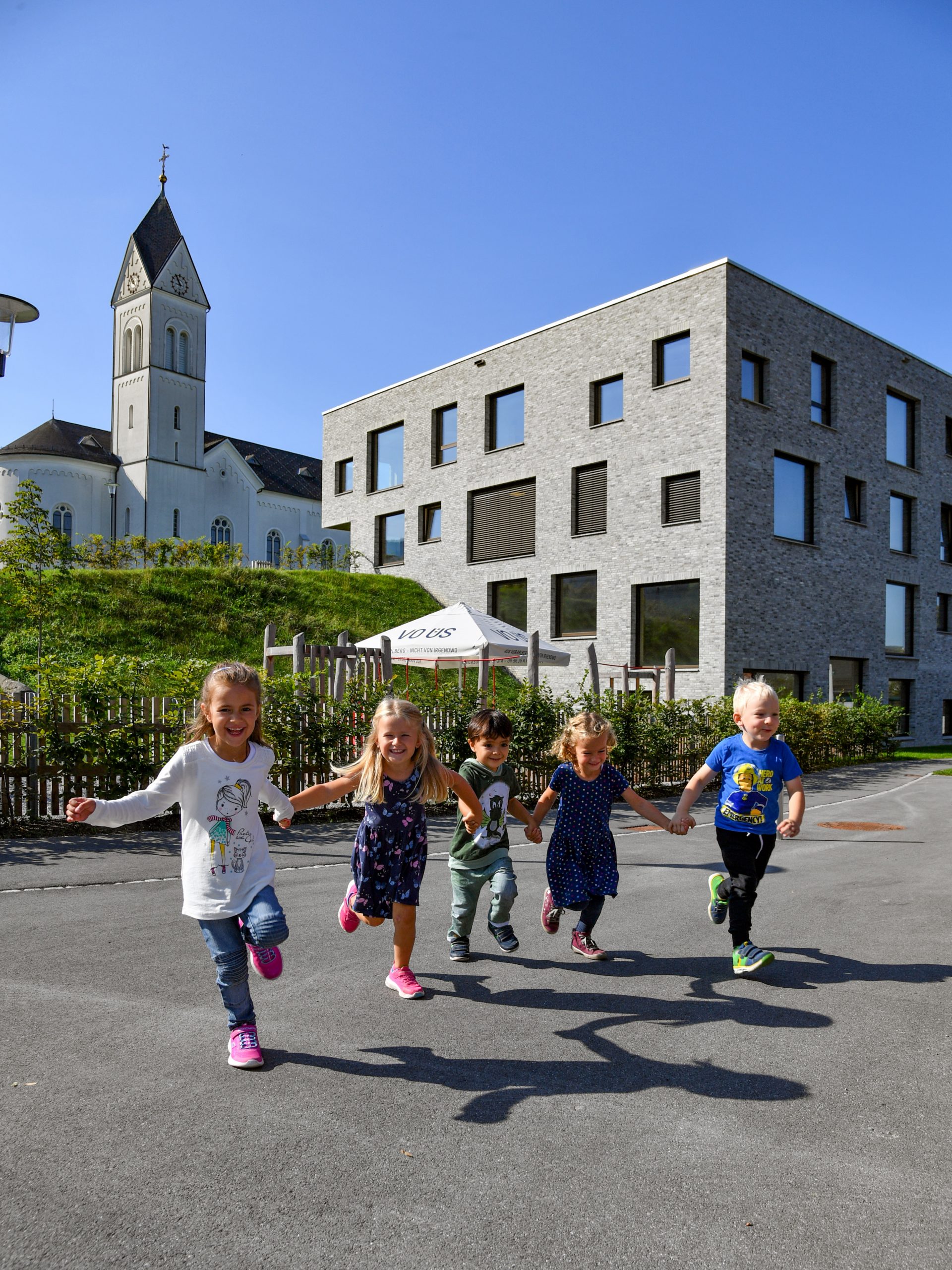 Bild zeigt einige Kinder im Zentrum von Sulz. Bild zeigt einige Kinder im Zentrum von Sulz.
