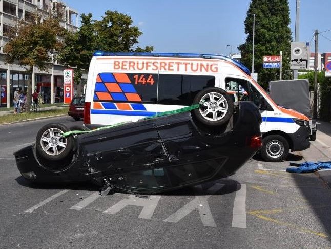 Ein Auto überschlug sich bei dem Unfall in Wien-Donaustadt.