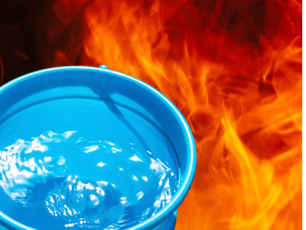 Der Mann wollte das Feuer mit einem Eimer Wasser löschen. (Symbolbild) Der Mann wollte das Feuer mit einem Eimer Wasser löschen. (Symbolbild)