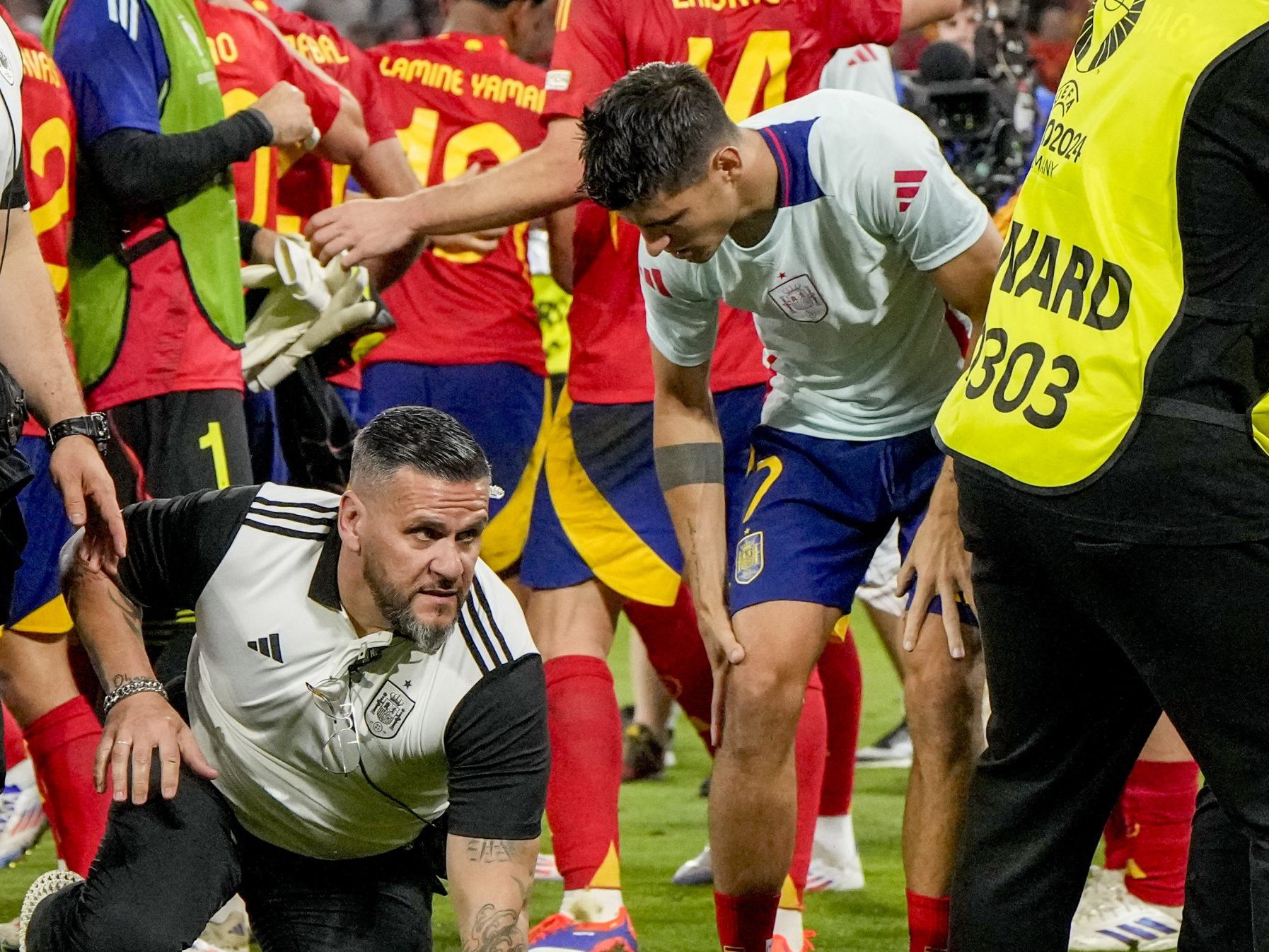 Kuriose Szene nach dem. Abpfiff: ein Security-Mitarbeiter grtäschte Morata um.